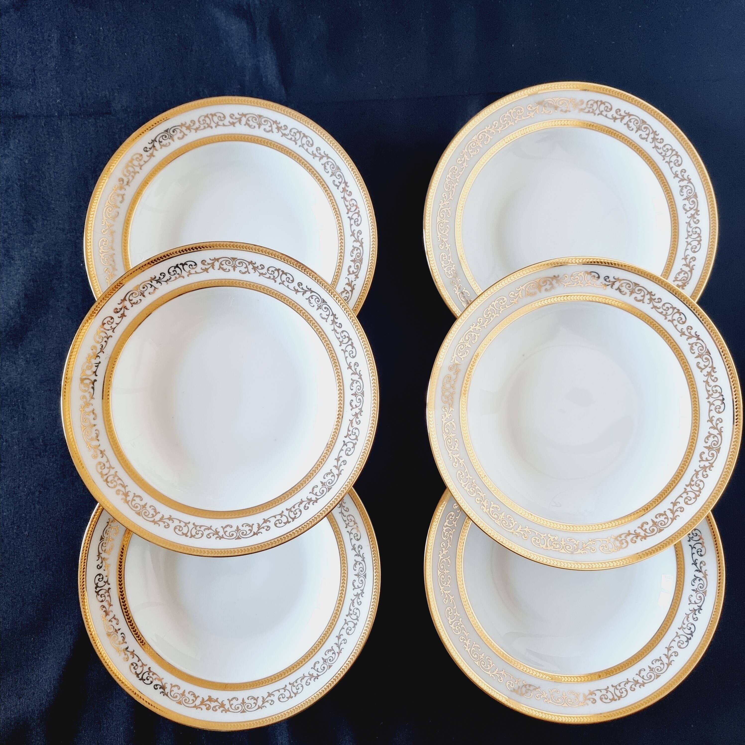 Set of 6 fine Limoges porcelain dinner plates, decorated with gold