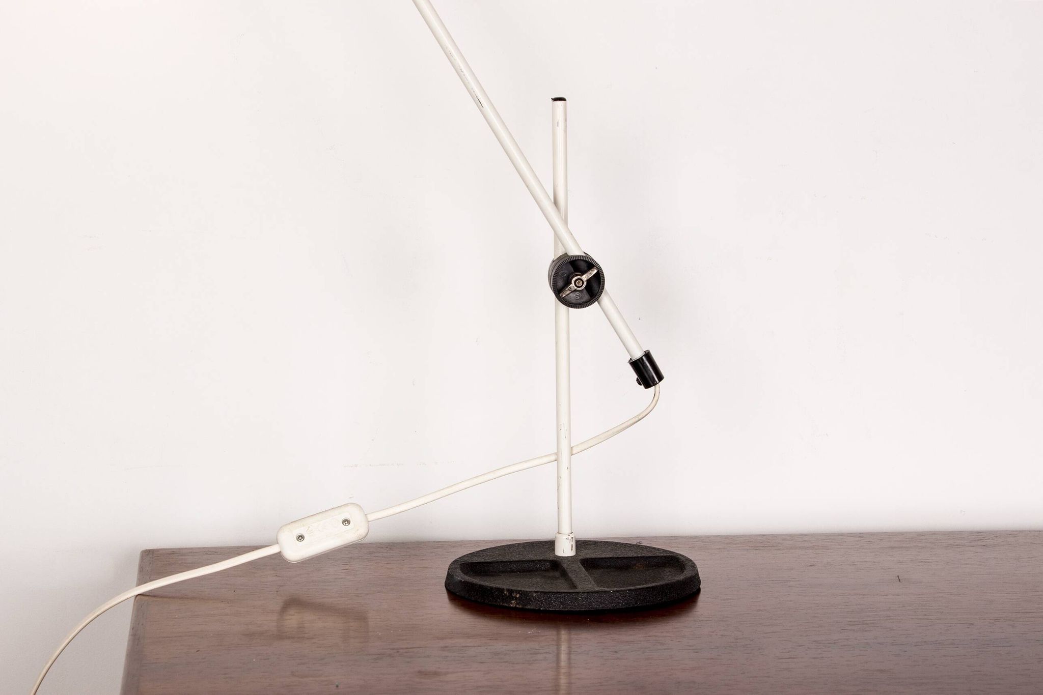 Lampe de bureau inclinable en métal blanc 1960.