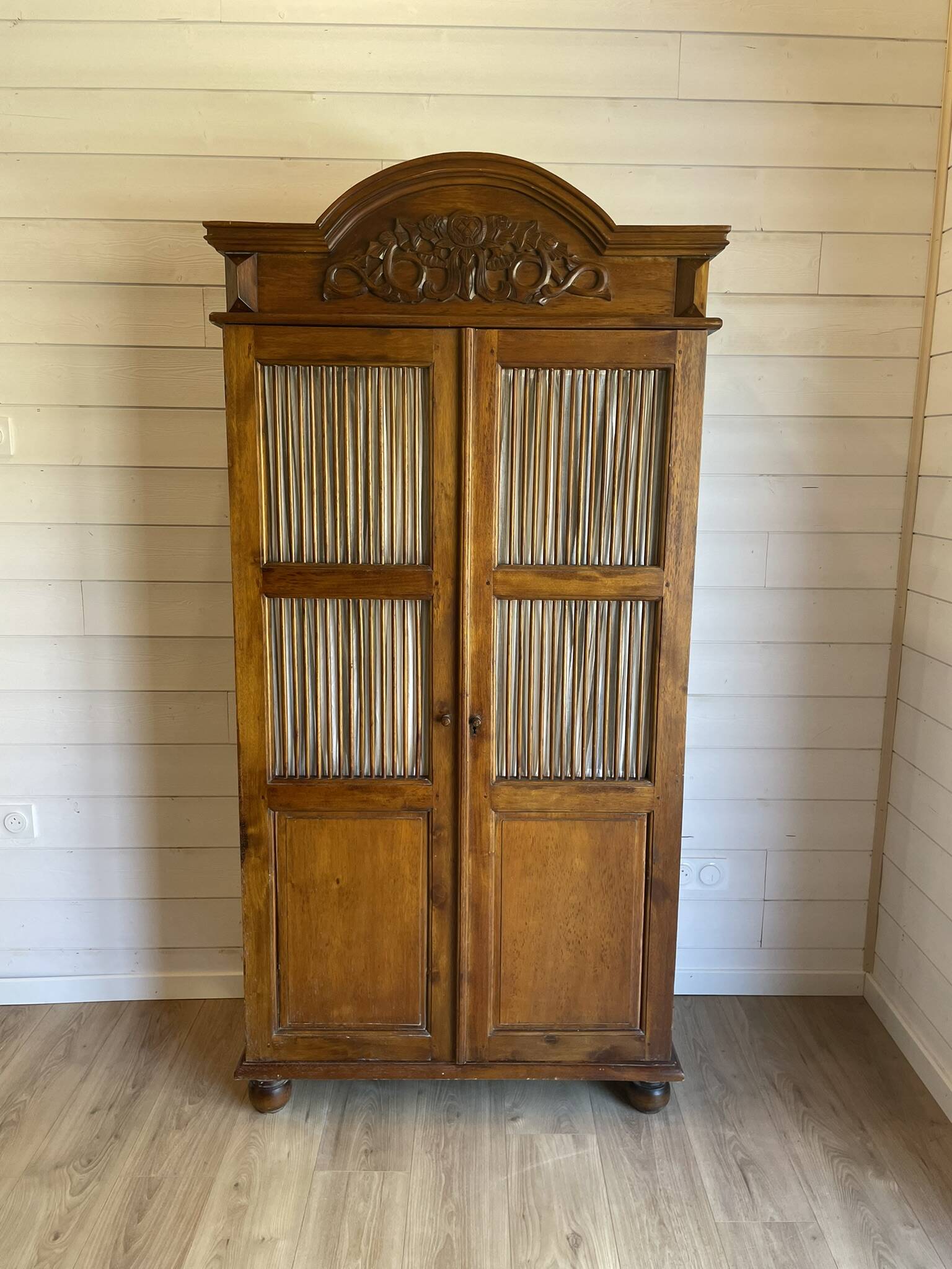 Beautiful antique solid wood wardrobe, country chic / Provençal, carved.