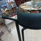 Ashtray with mechanism on foot