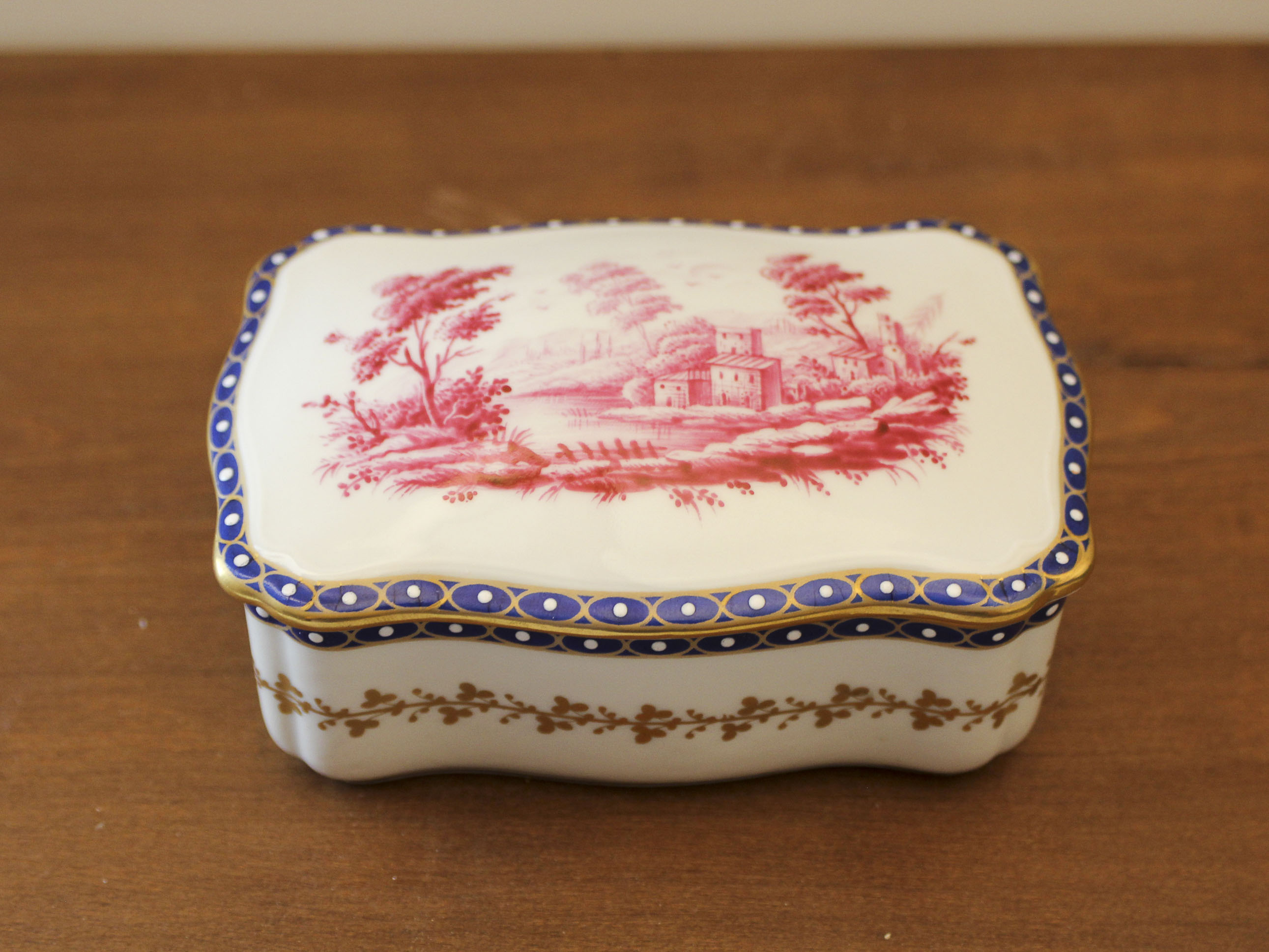 Porcelain box with 18th century Decoration Richard Ginori