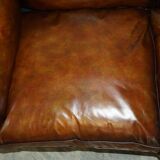 Chesterfield leather canapé with claw and ball feet by Howard & Son, Victorian era.