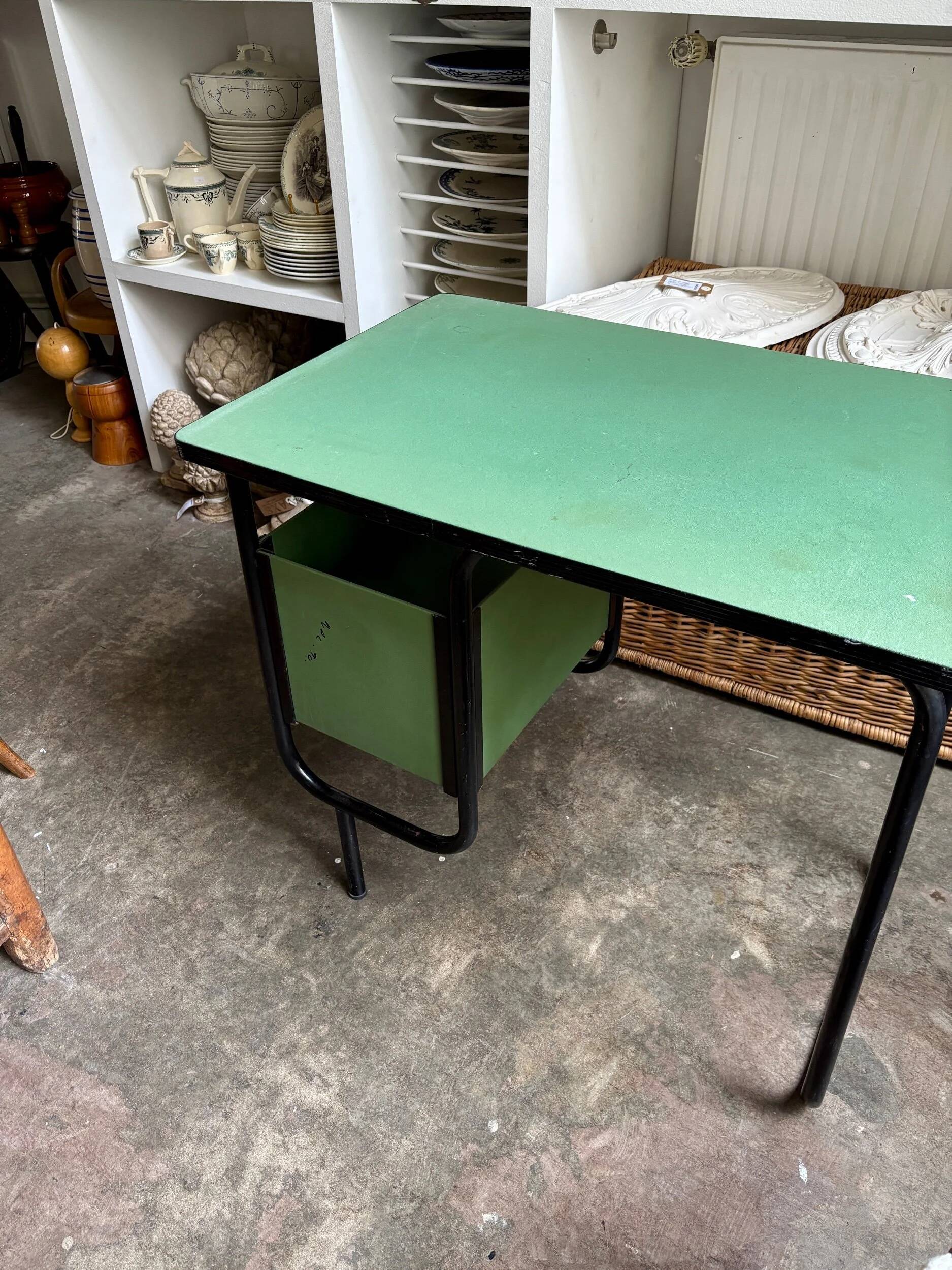 Bureau en métal noir et vinyle vert