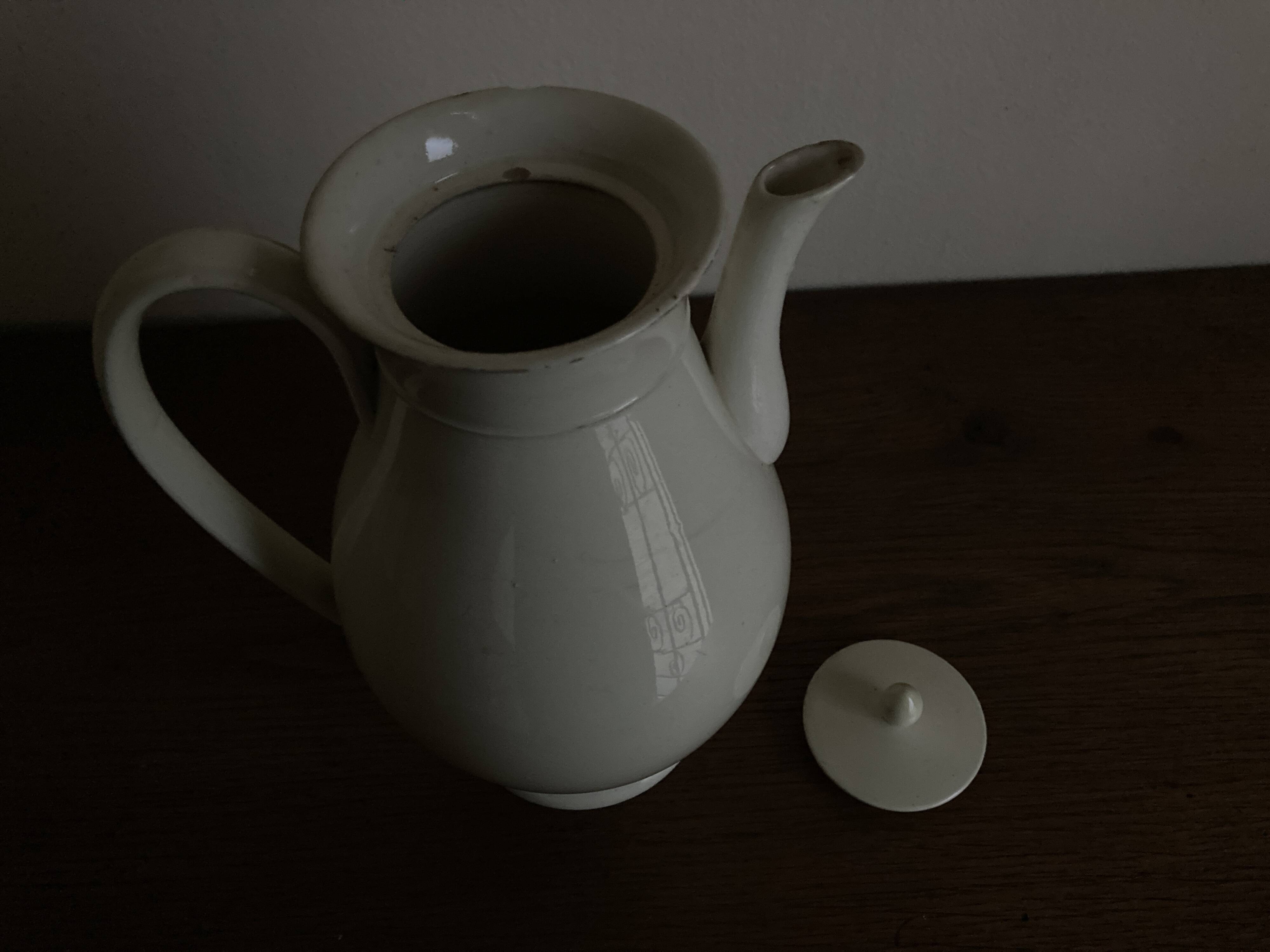 Creil and Montereau neo-classical Directoire coffee pot in fine earthenware circa 1800