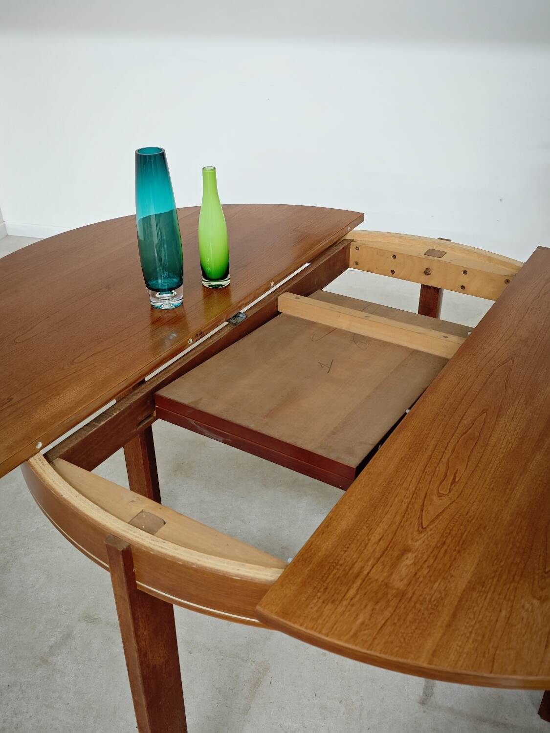 Extendable table with integrated Scandinavian style Self