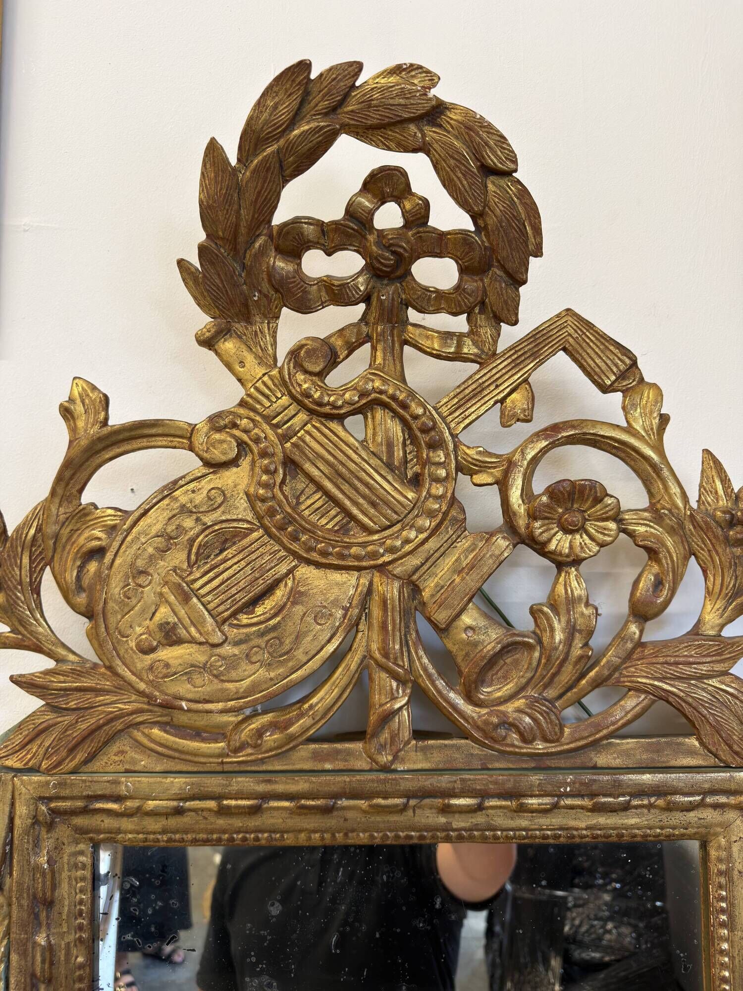 Louis XVI period mirror in carved and gilded wood – Late 18th century