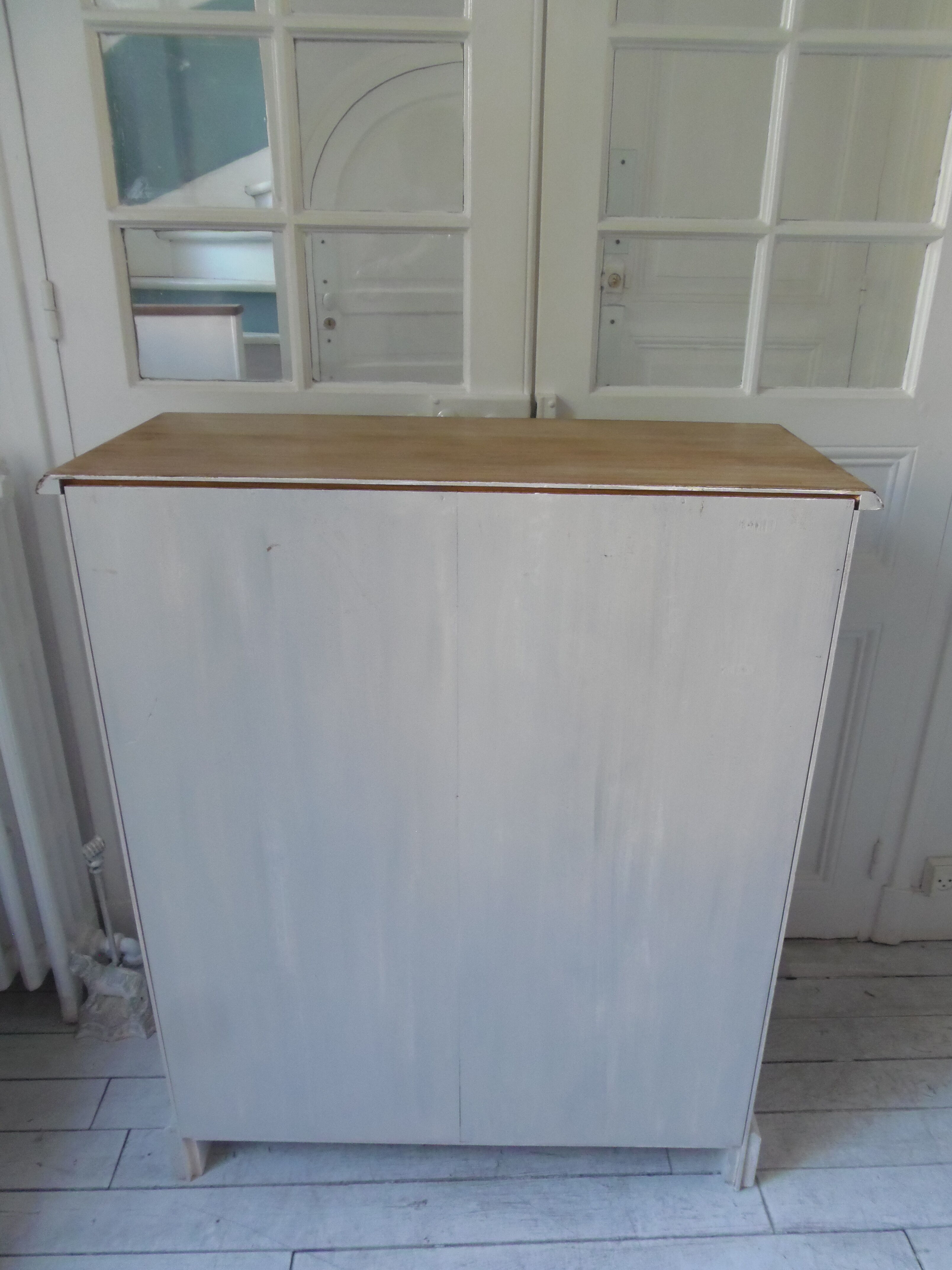 Pearl gray patinated library, 2 shelves, wooden tray.