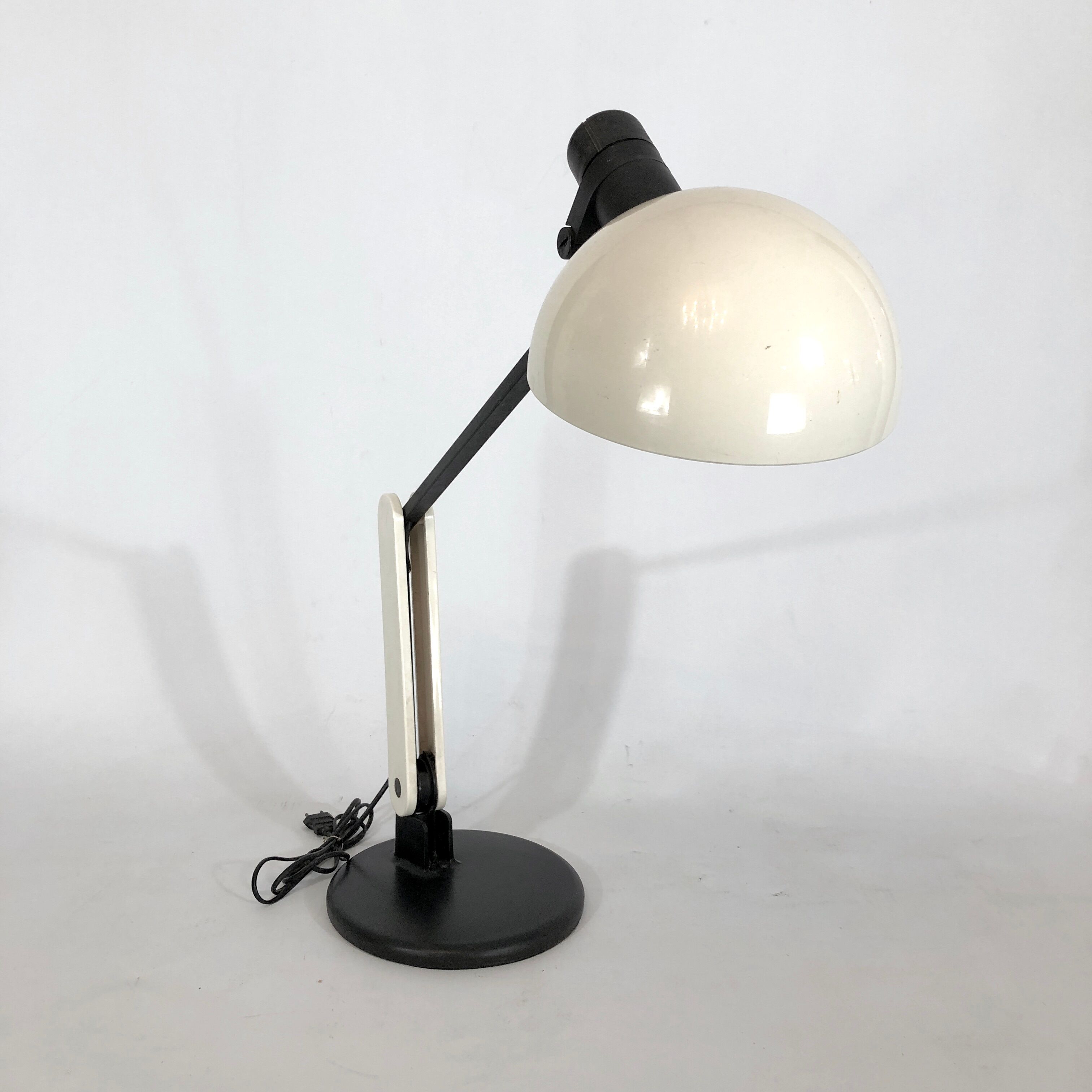 Articulated white table lamp from 70s Harvey Guzzini