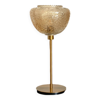 Table lamp with a vintage globe shade in gold glass