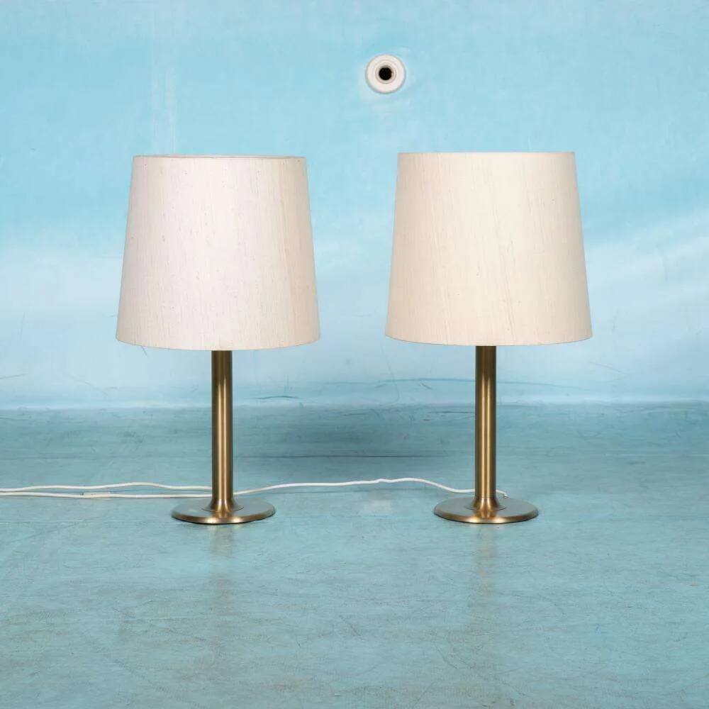 Minimalist Japandi desk lamp from the 1970s.