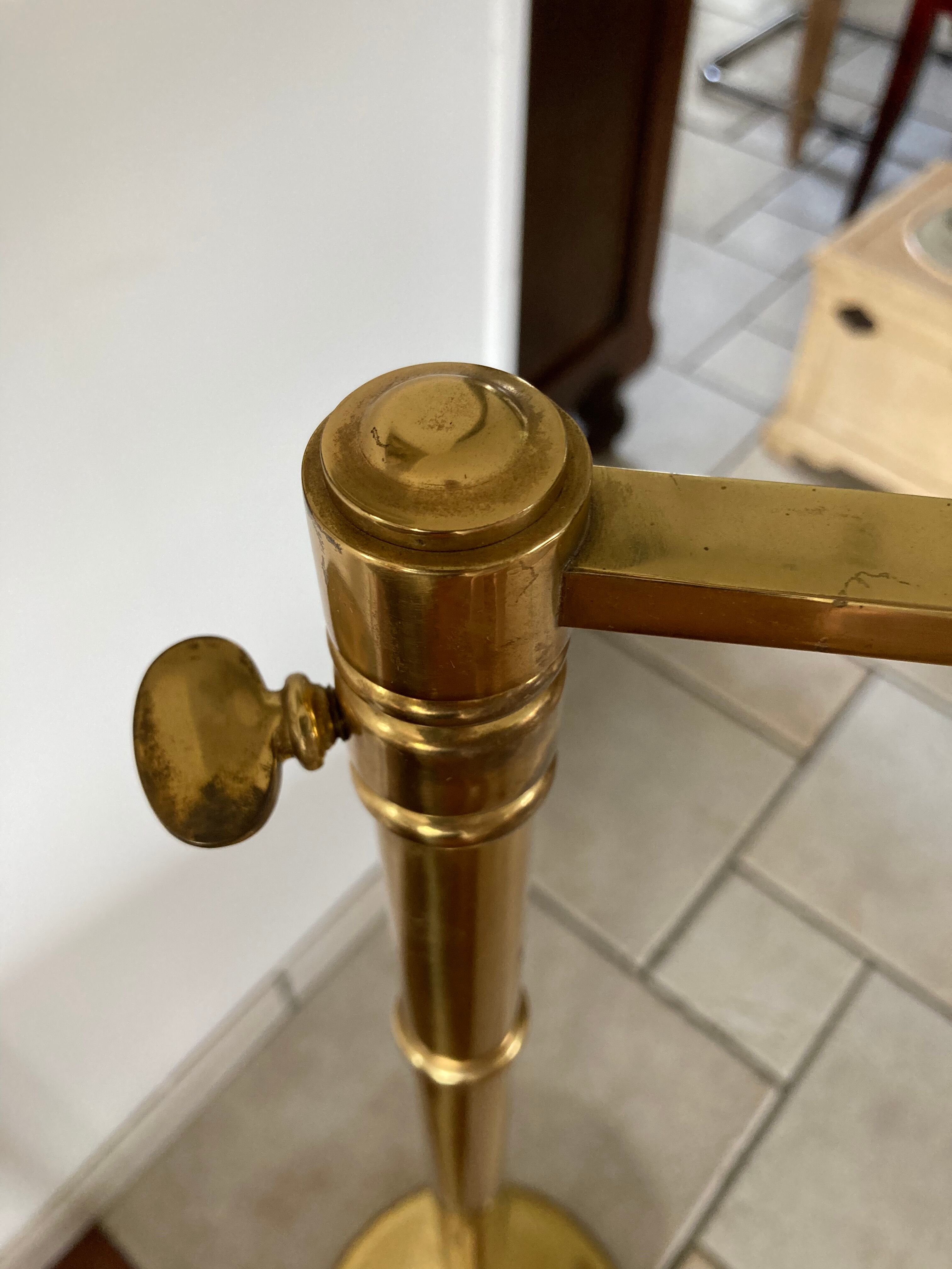 Floor lamp reader with articulated arm