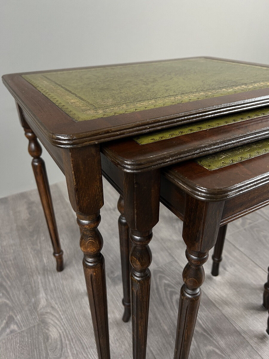 Set of 3 nesting tables in wood and green leather, 20th Century