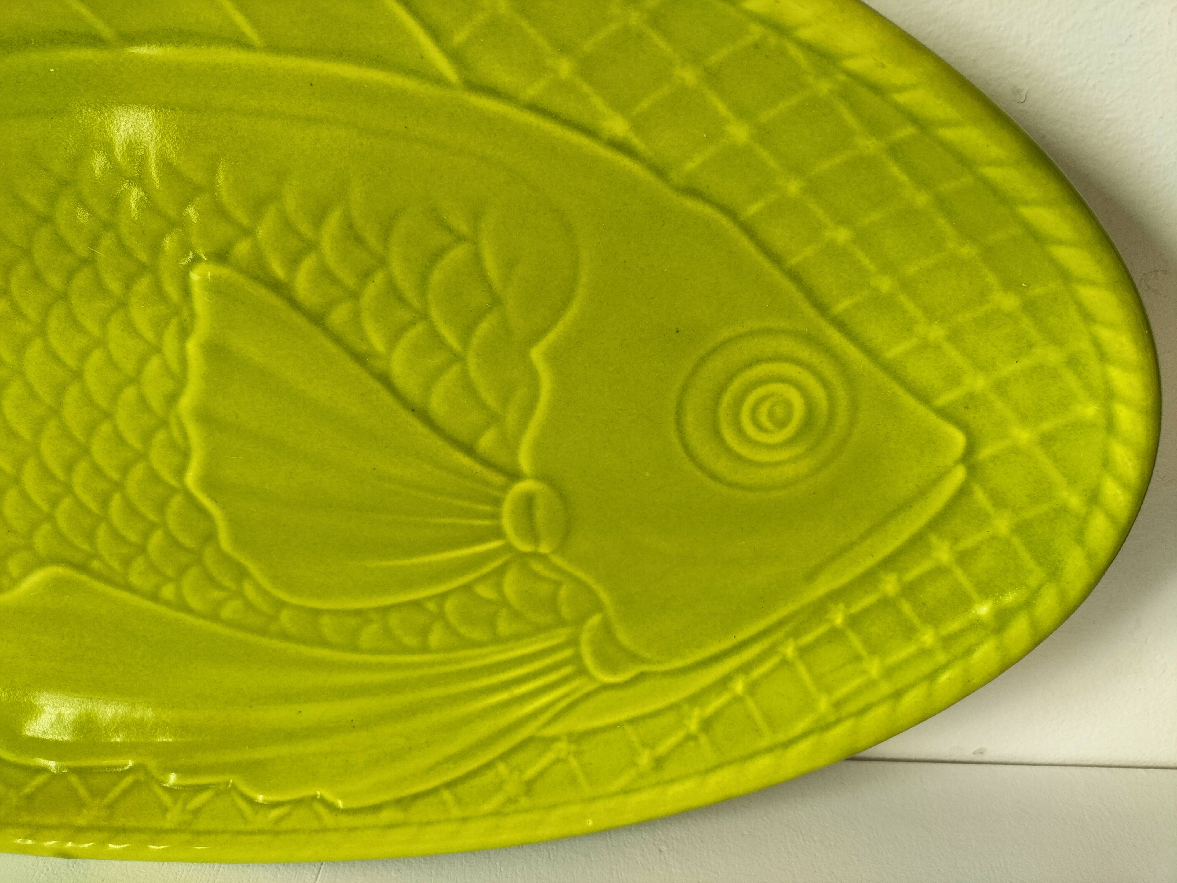 Large fish dish Gien green chartreuse relief vintage