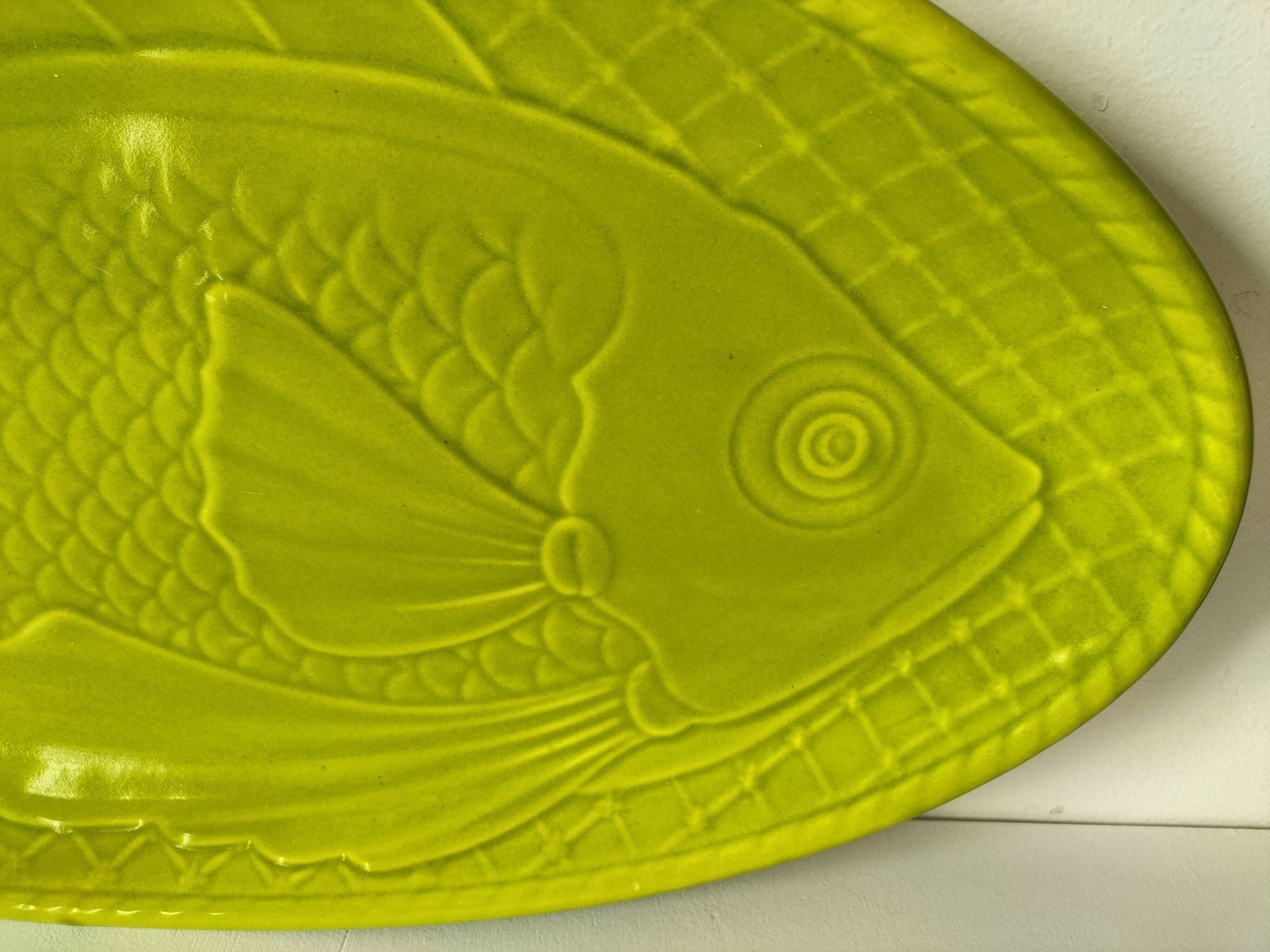 Plat à poisson Gien vert vintage en relief