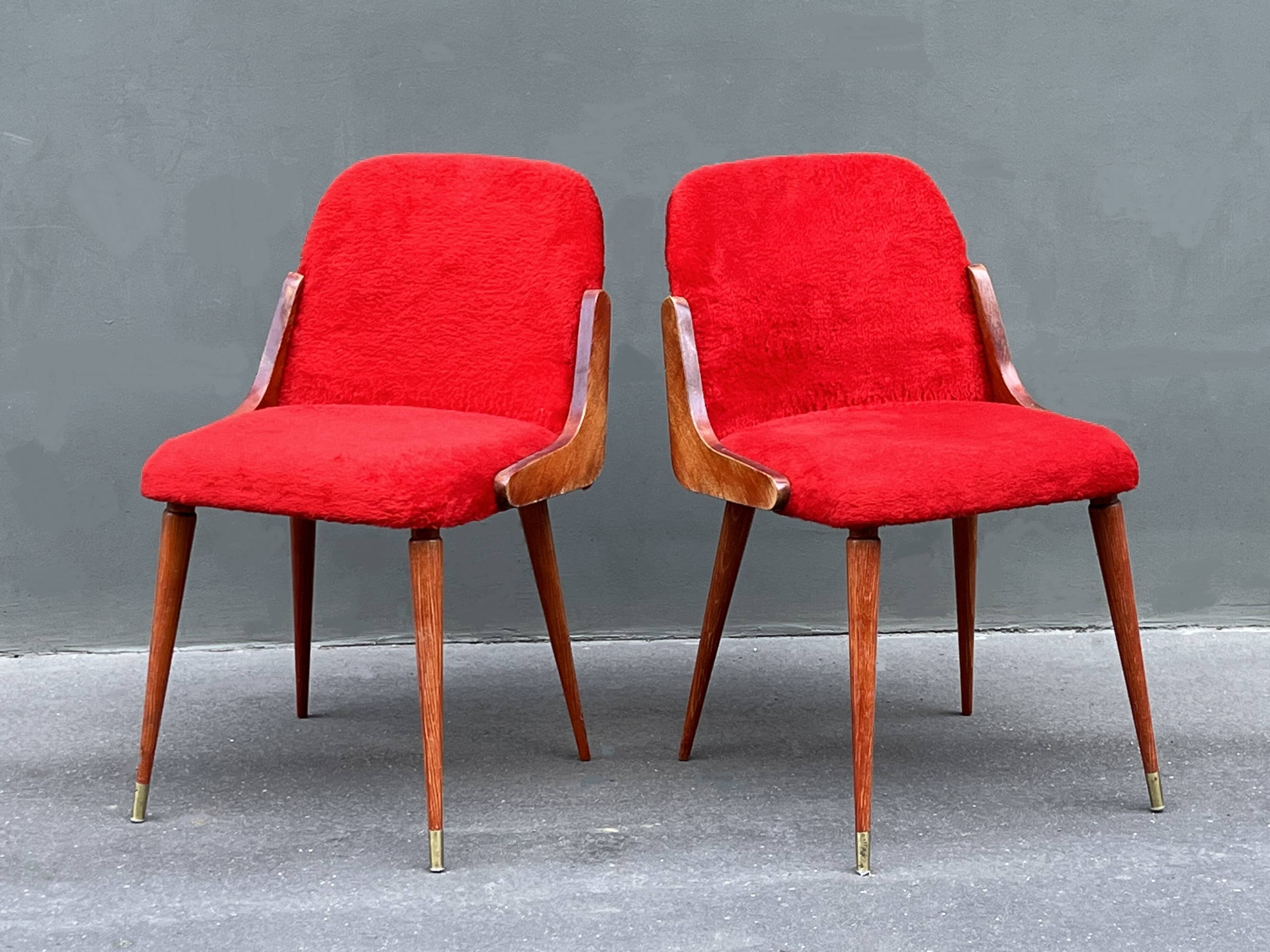 Pair of 1960s chairs in sheepskin and varnished wood