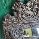 Miroir en laiton repousse a parcloses style louis xvi