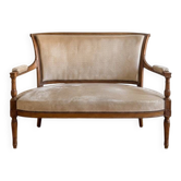 Louis XVI style antique canapé in wood and beige fabric.