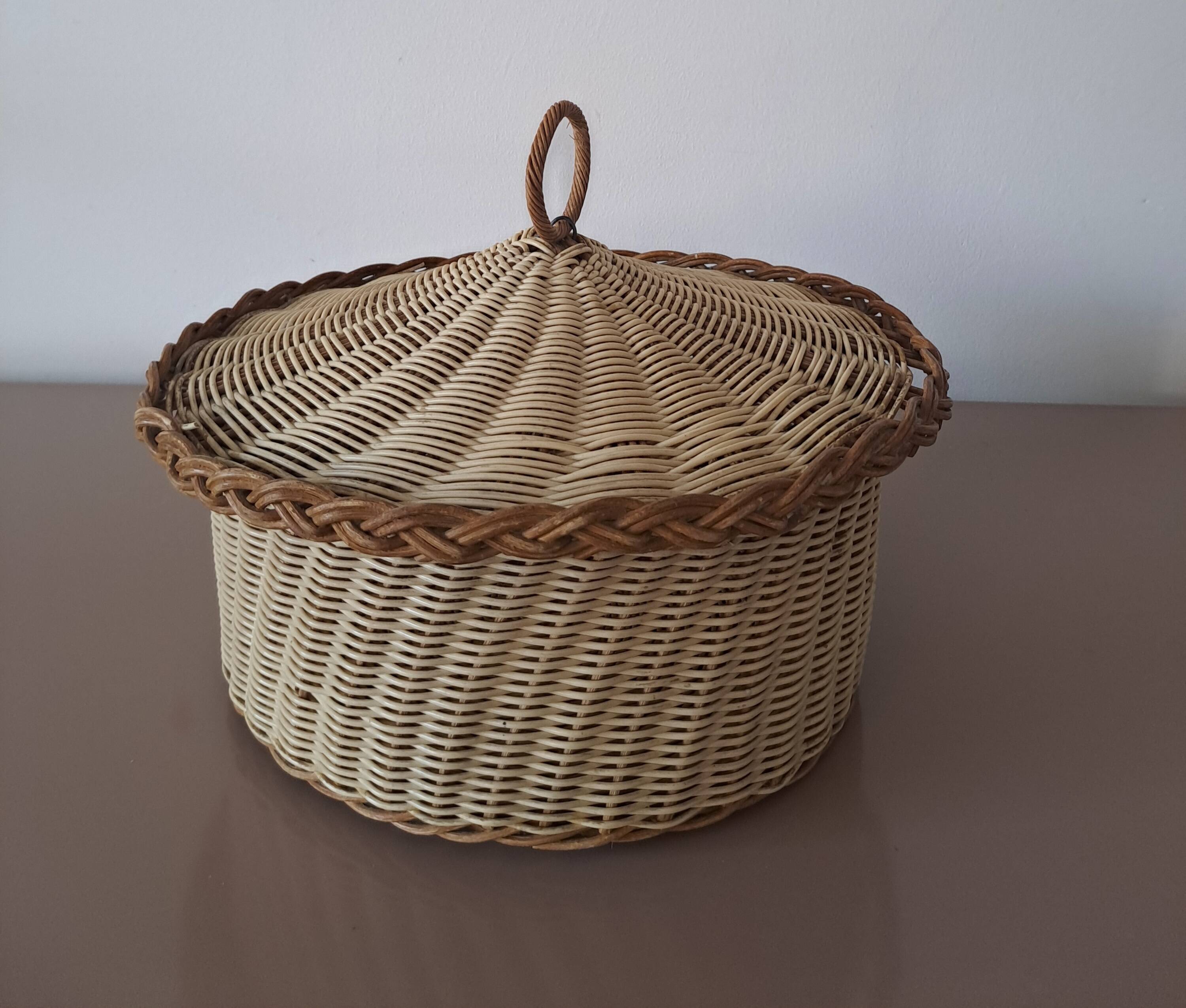 Vintage woven wicker basket with lid - Natural crafts