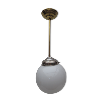 Ancienne suspension, tige en laiton et globe opaline blanche