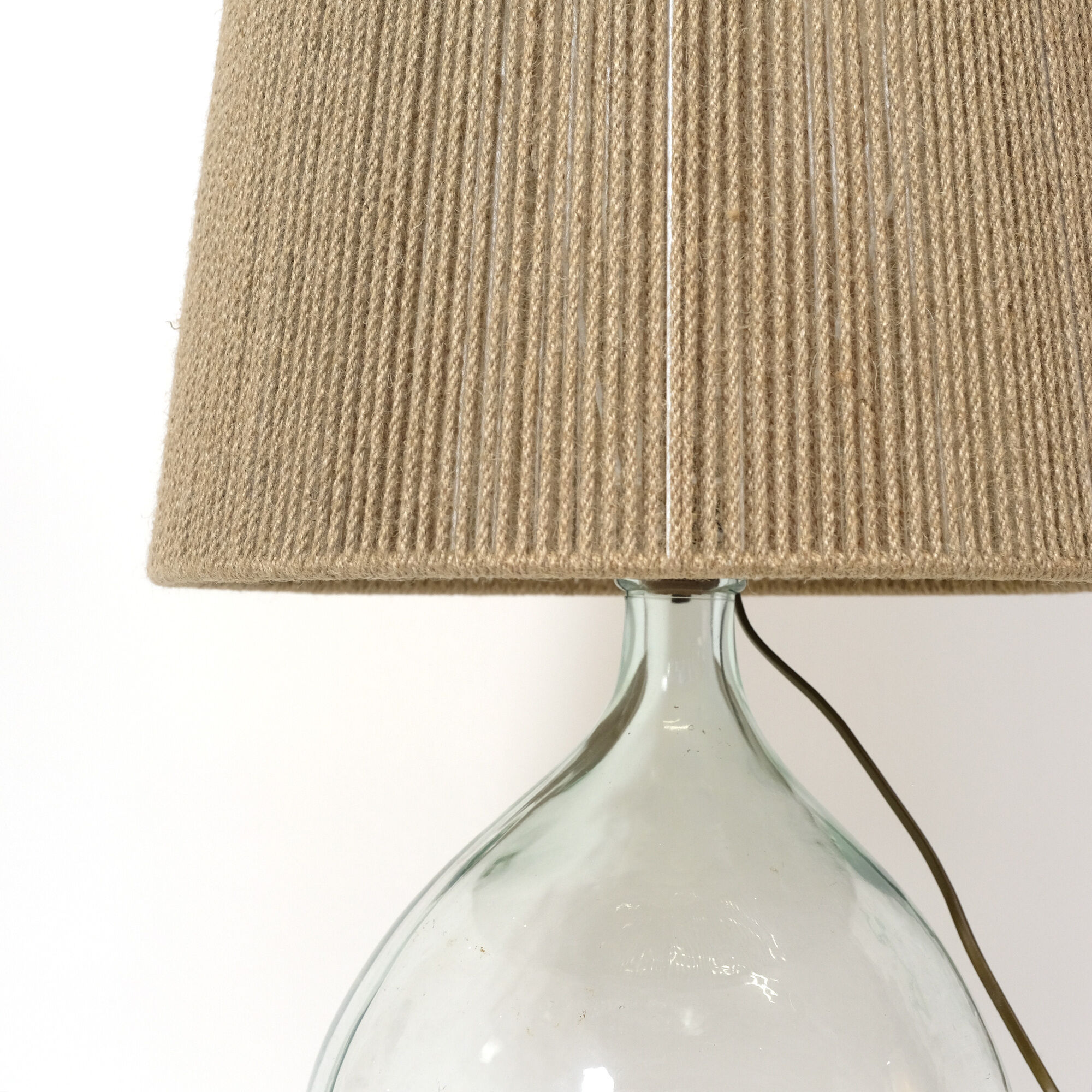 Table lamp from the 70s and 80s and its rope lampshade.