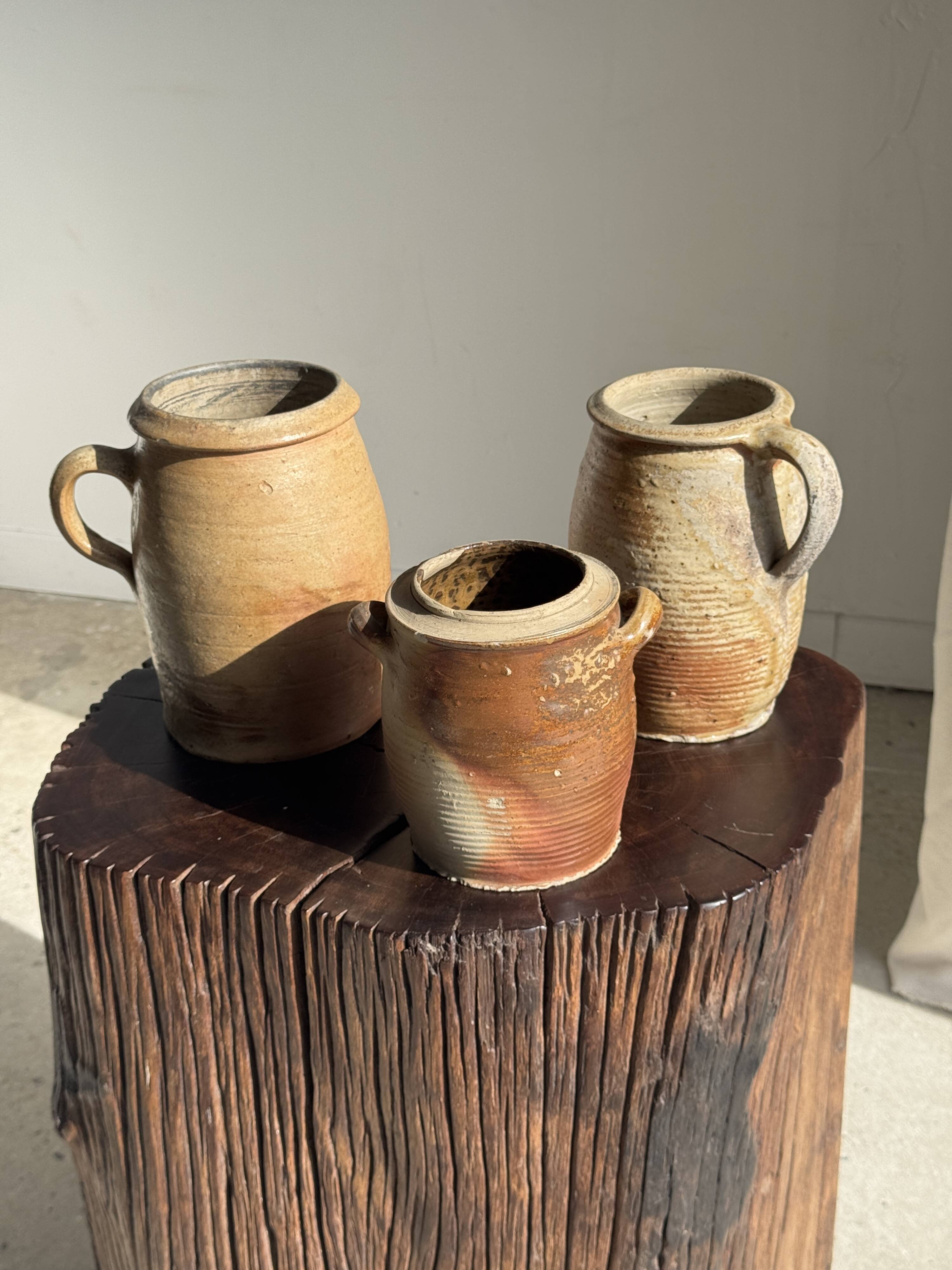 Large matte stoneware oval pot with beige handle H21 D12