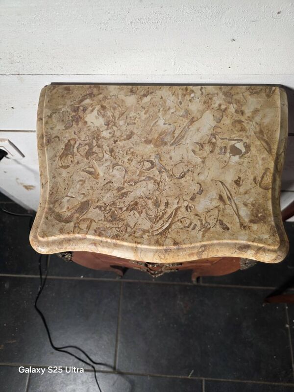 Table de chevet de style Louis XV galbée en marqueterie