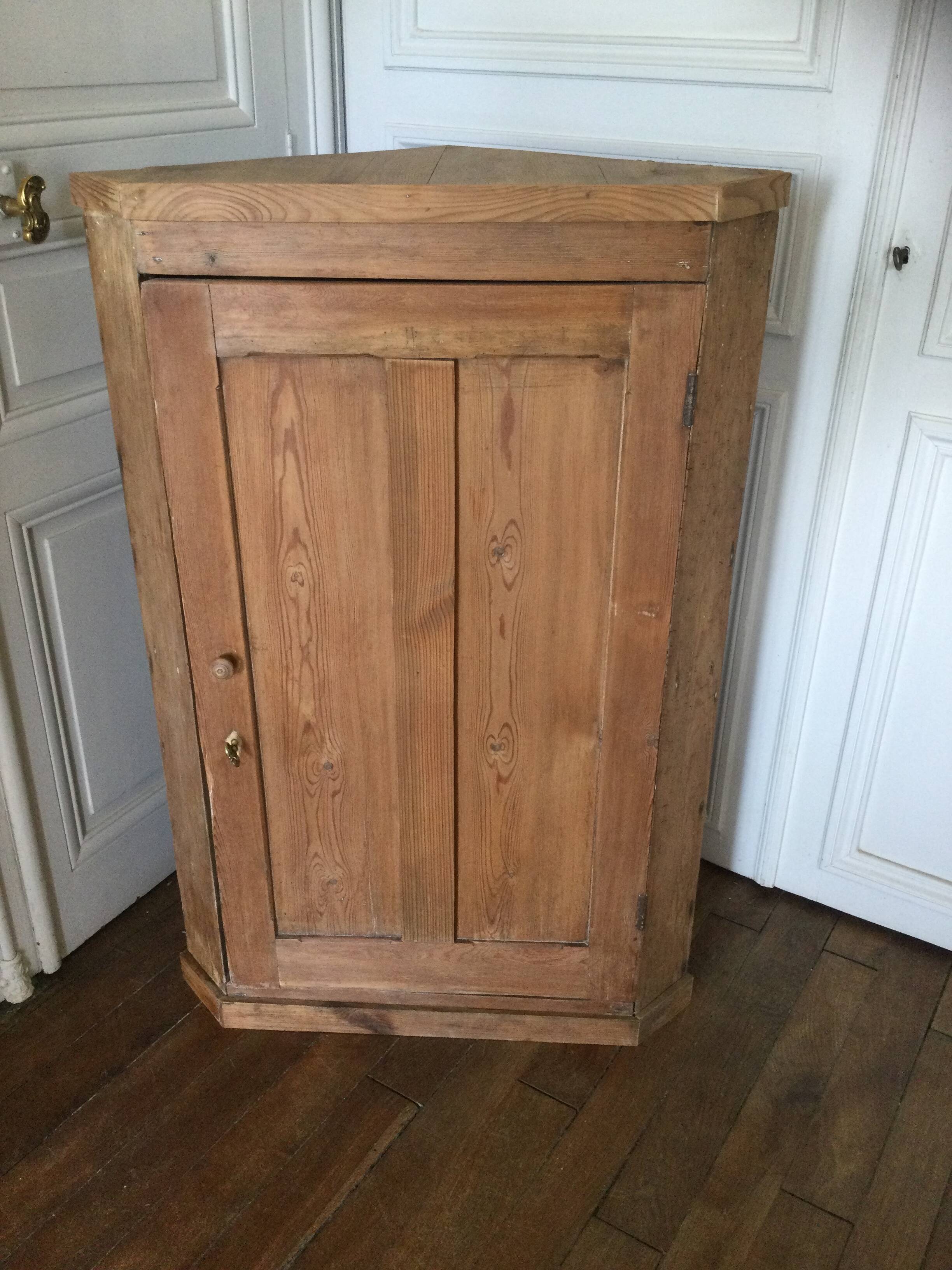 Antique corner cabinet with 1 door