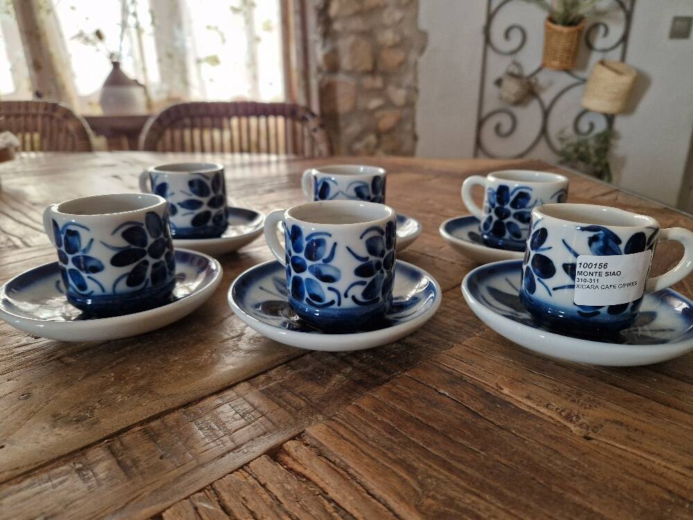 Porcelain coffee cups from Monte Sião (Brazil)
