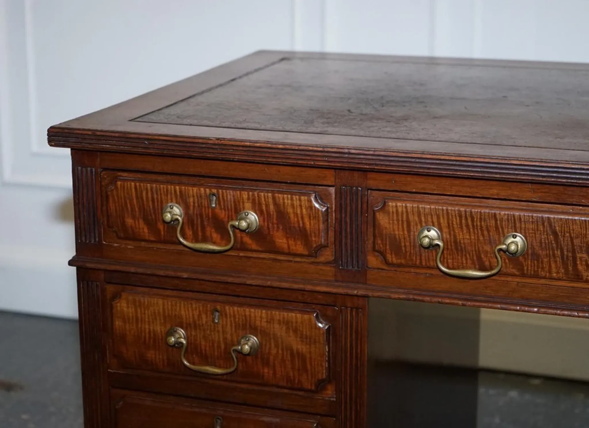 Antique Pedestal Desk by Edwardian Maple & Co, 1890