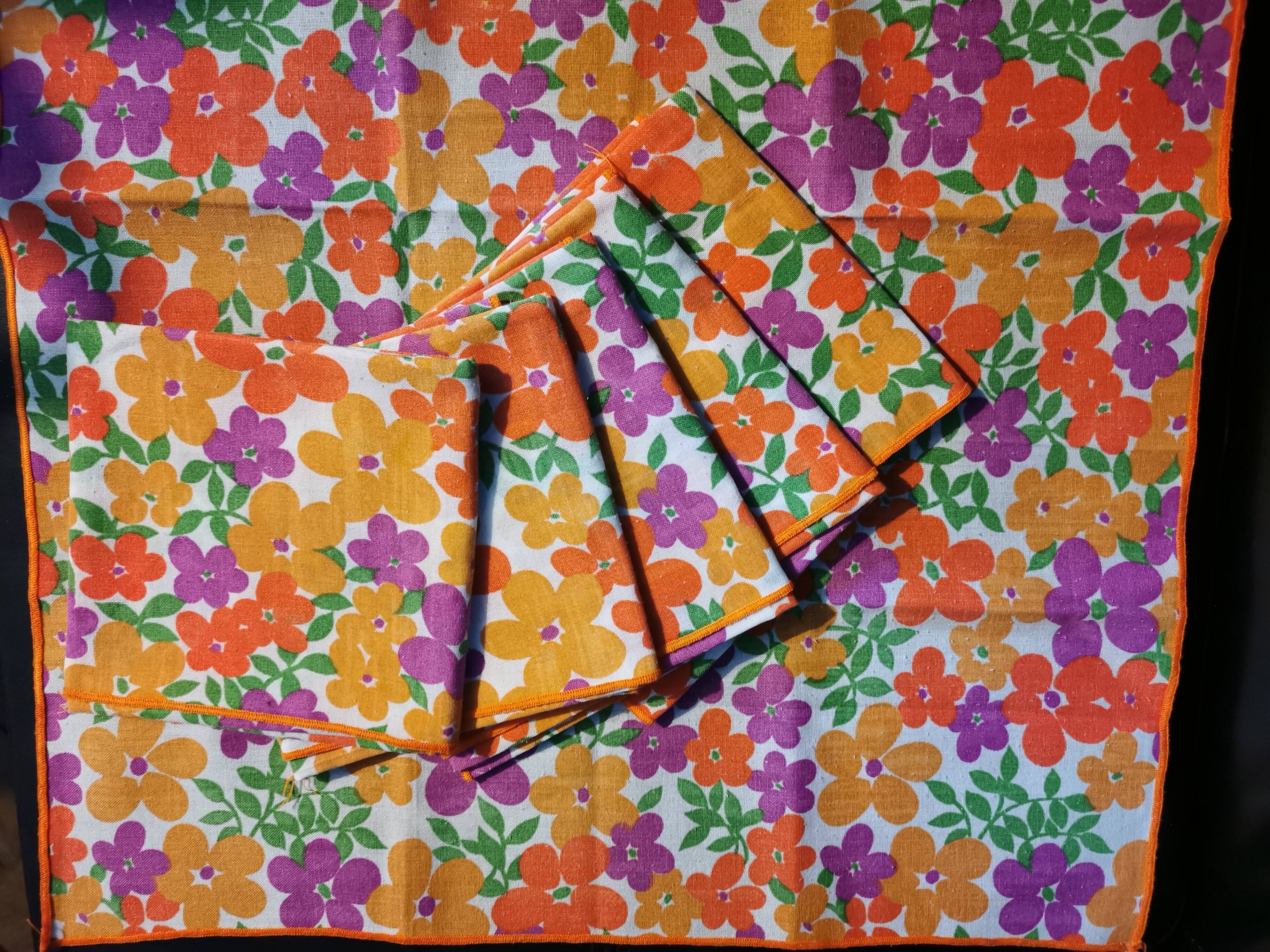Lot de nappe et 6 serviettes de table vintage
