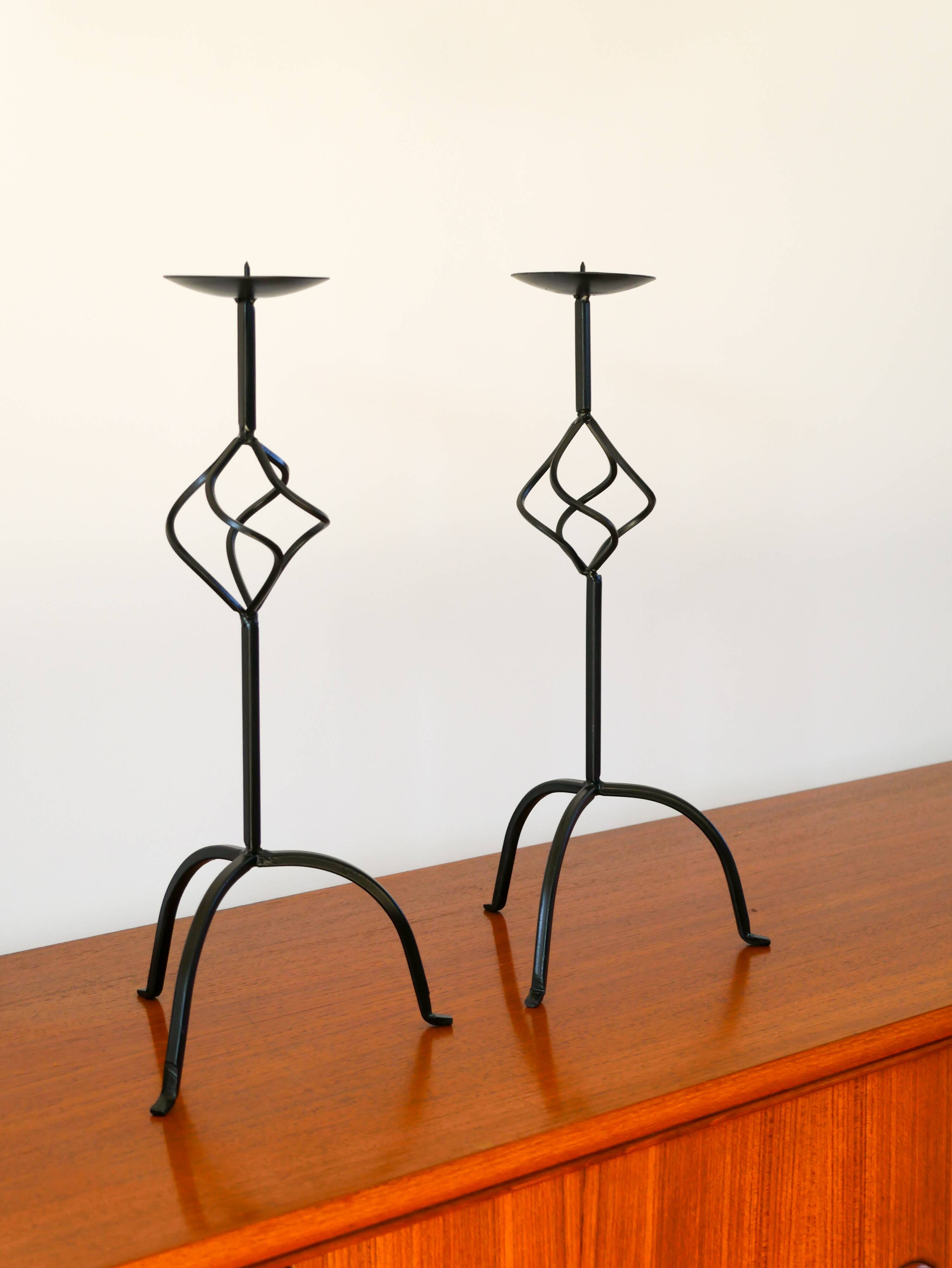 Pair of twisted tripod candlesticks in black iron, Brutalist, 1970 - 44 cm