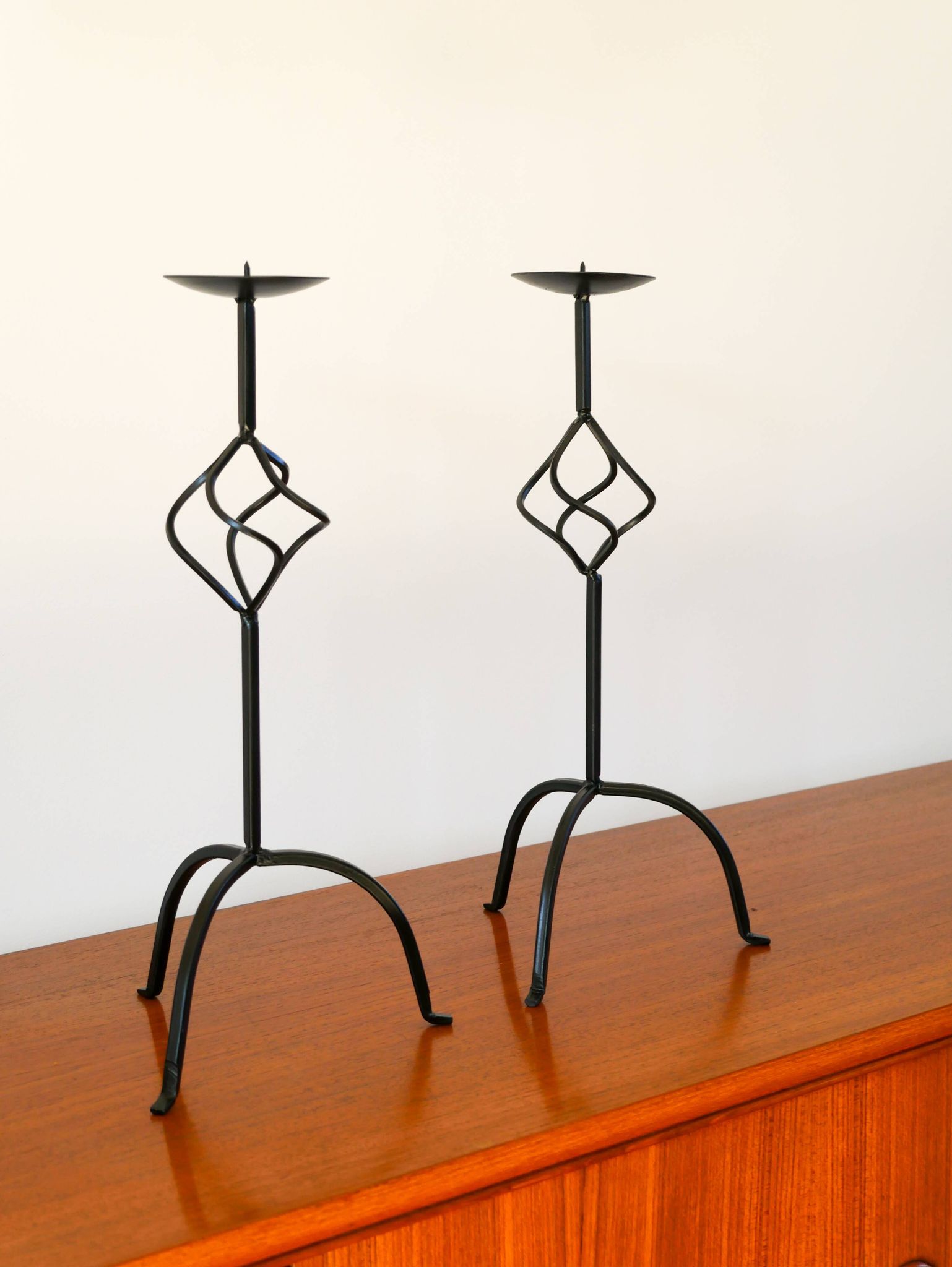 Paire de chandeliers tripodes torsadés en fer Noir, Brutaliste, 1970 - 44 c