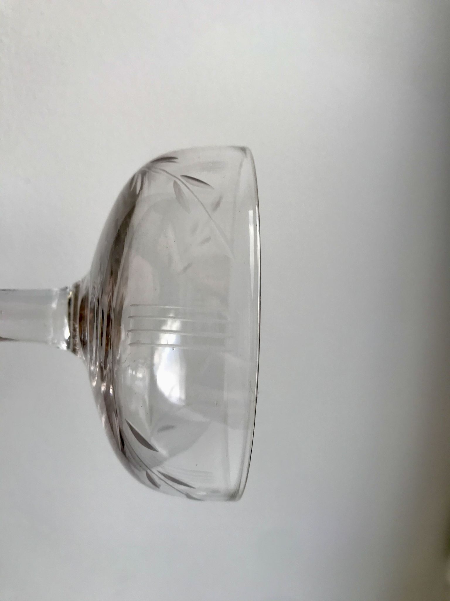 Set of 6 depicted Art Deco engraved crystal champagne glasses mismatched 50s