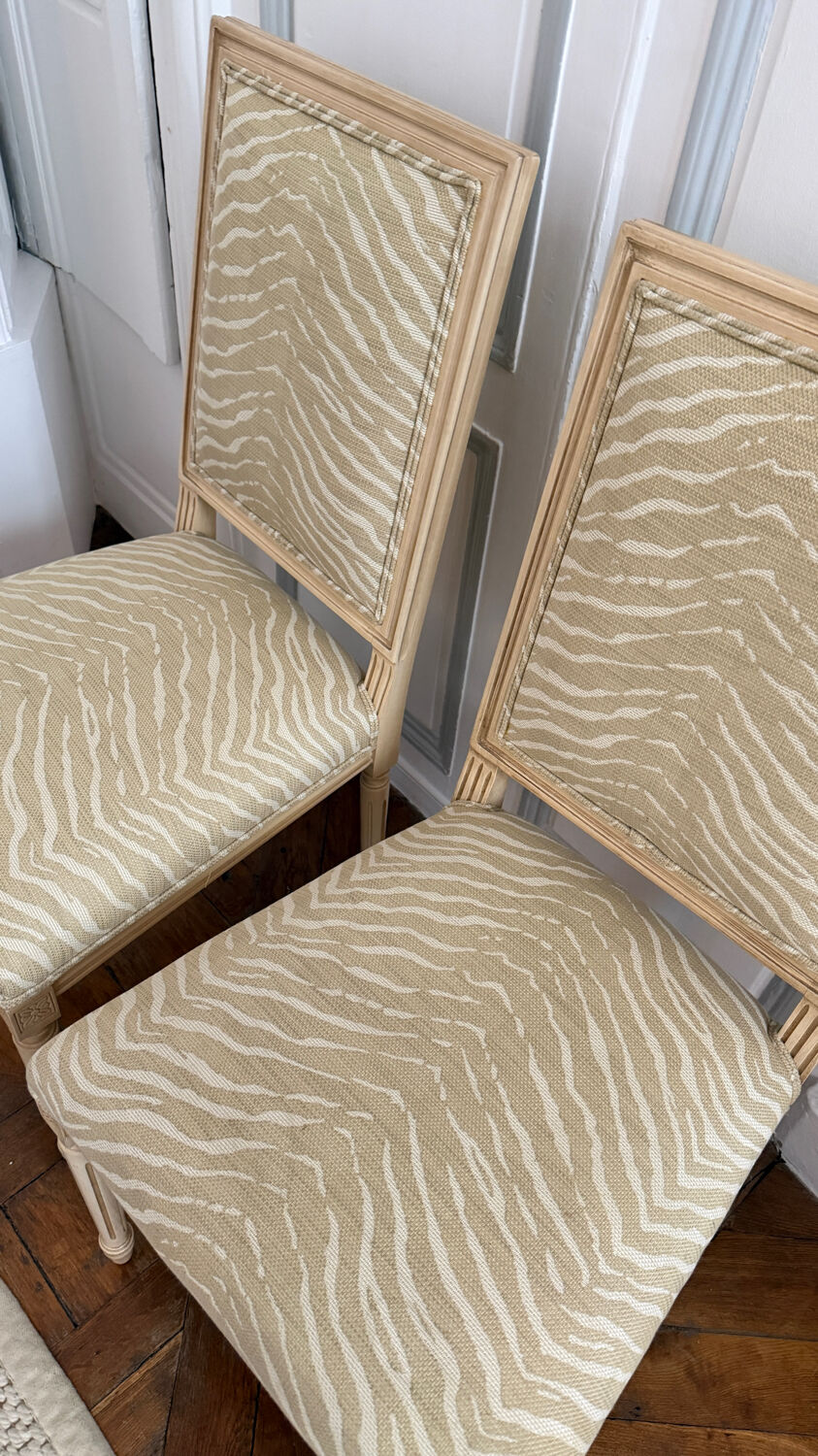 Paire de chaises de style Louis XVI — Ballard Designs — Tissu zèbre sa