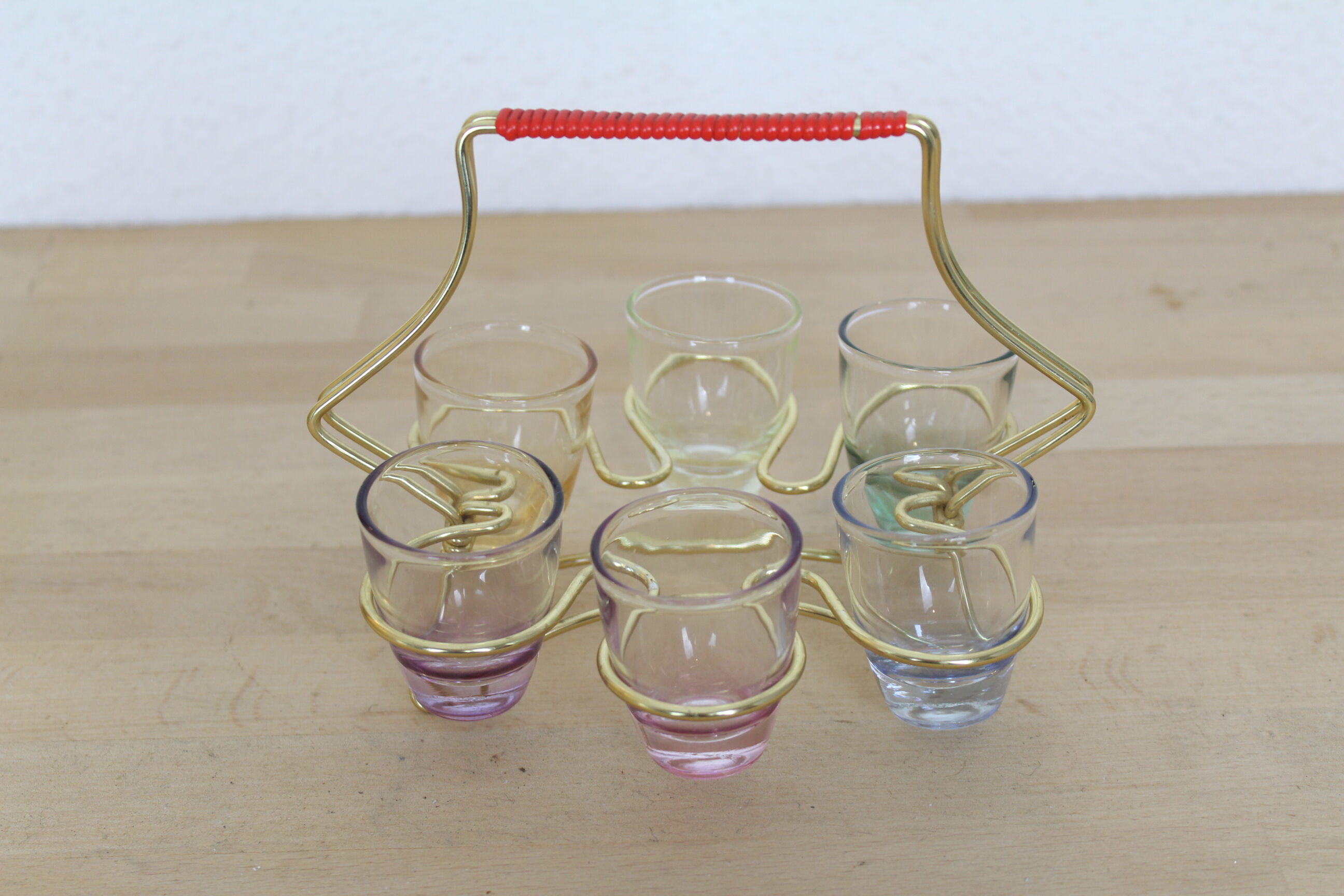 Set of 6 coloured and iridescent liquor glasses in their brass basket