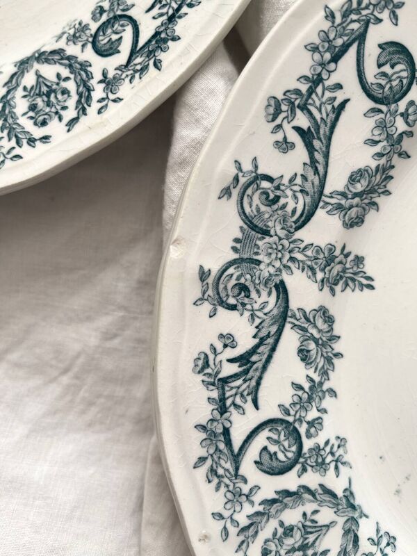 12 assiettes plates en terre de fer « Louis XVI » Saint Amand et Hamage