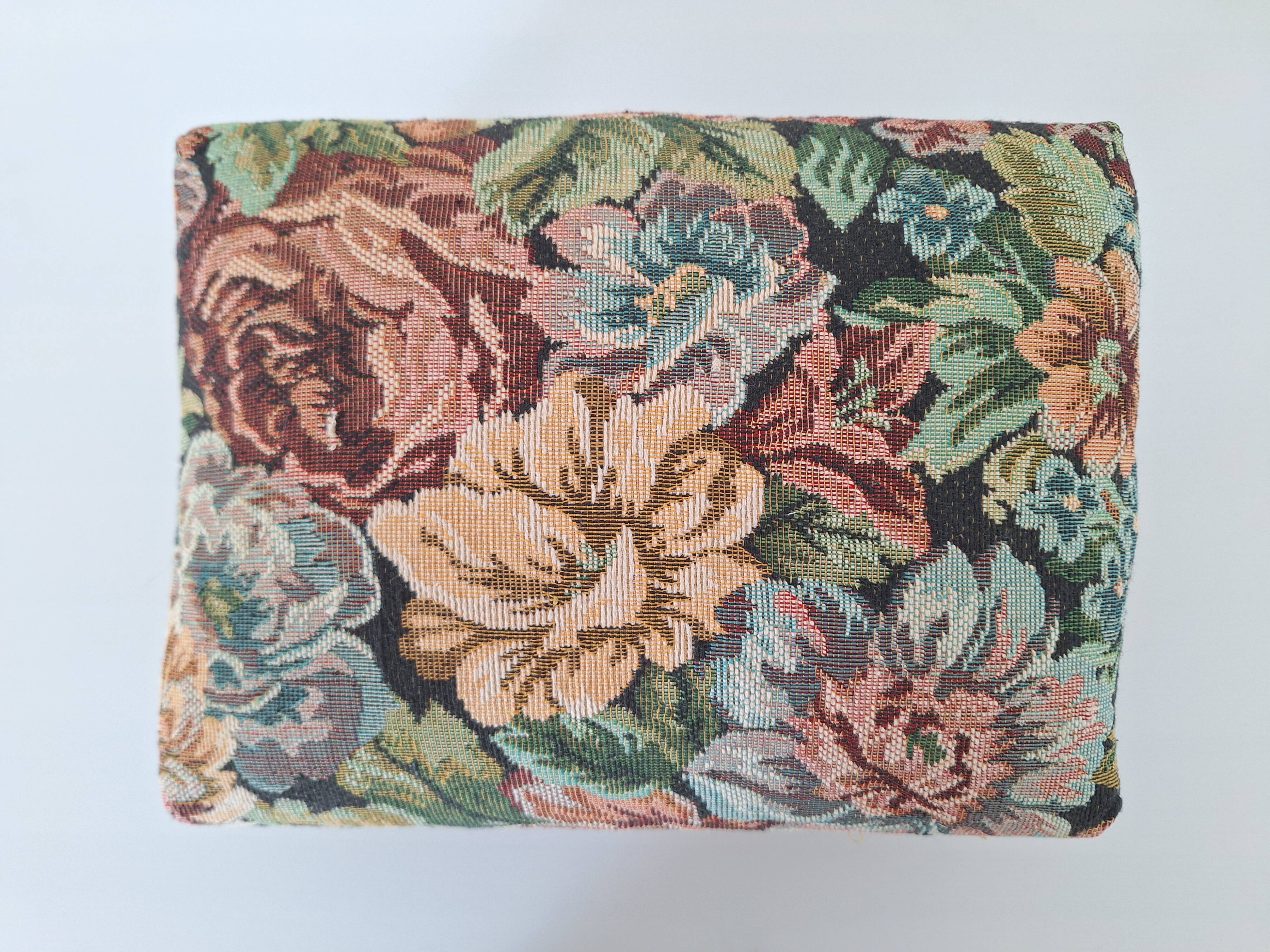 Repose-pieds en tapisserie florale
