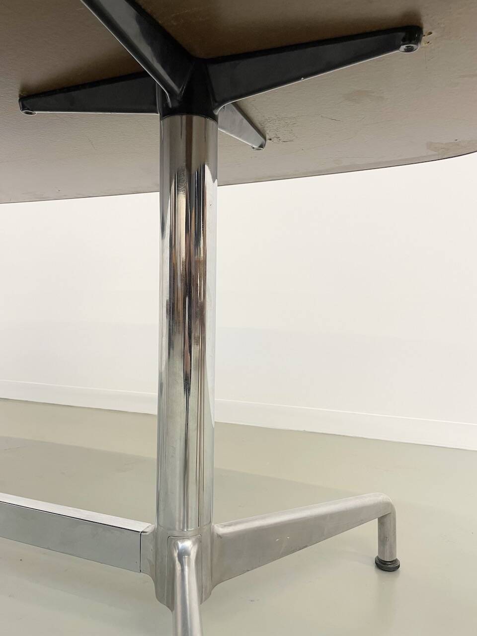 Giancarlo Piretti conference table