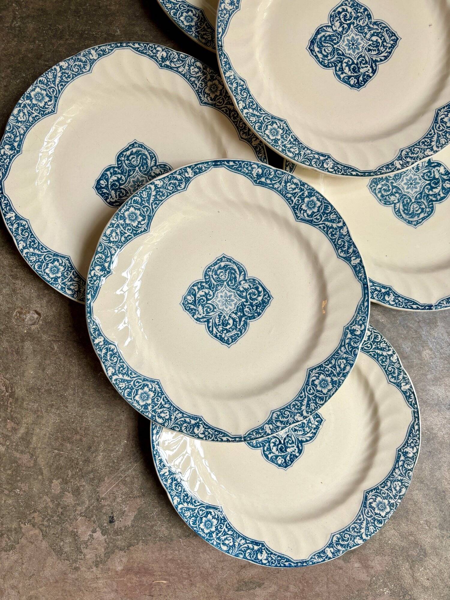 6 Gien flat plates in blue and ecru iron earth