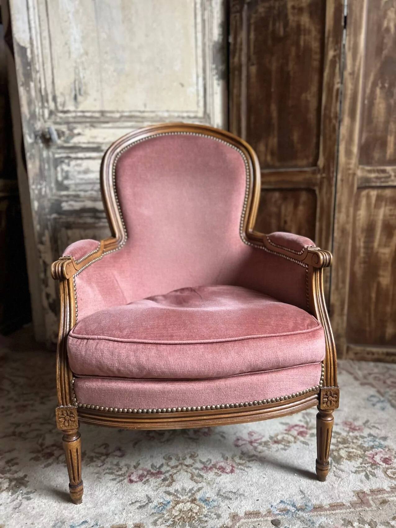Petit fauteuil Louis XVI en velours vieux rose, assise déhoussable – Chic et confortable
