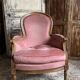 Petit fauteuil Louis XVI en velours vieux rose, assise déhoussable – Chic et confortable