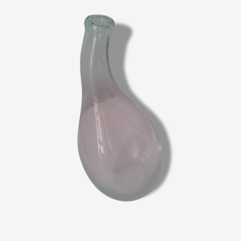 Étonnant vase en verre au goulot courbé