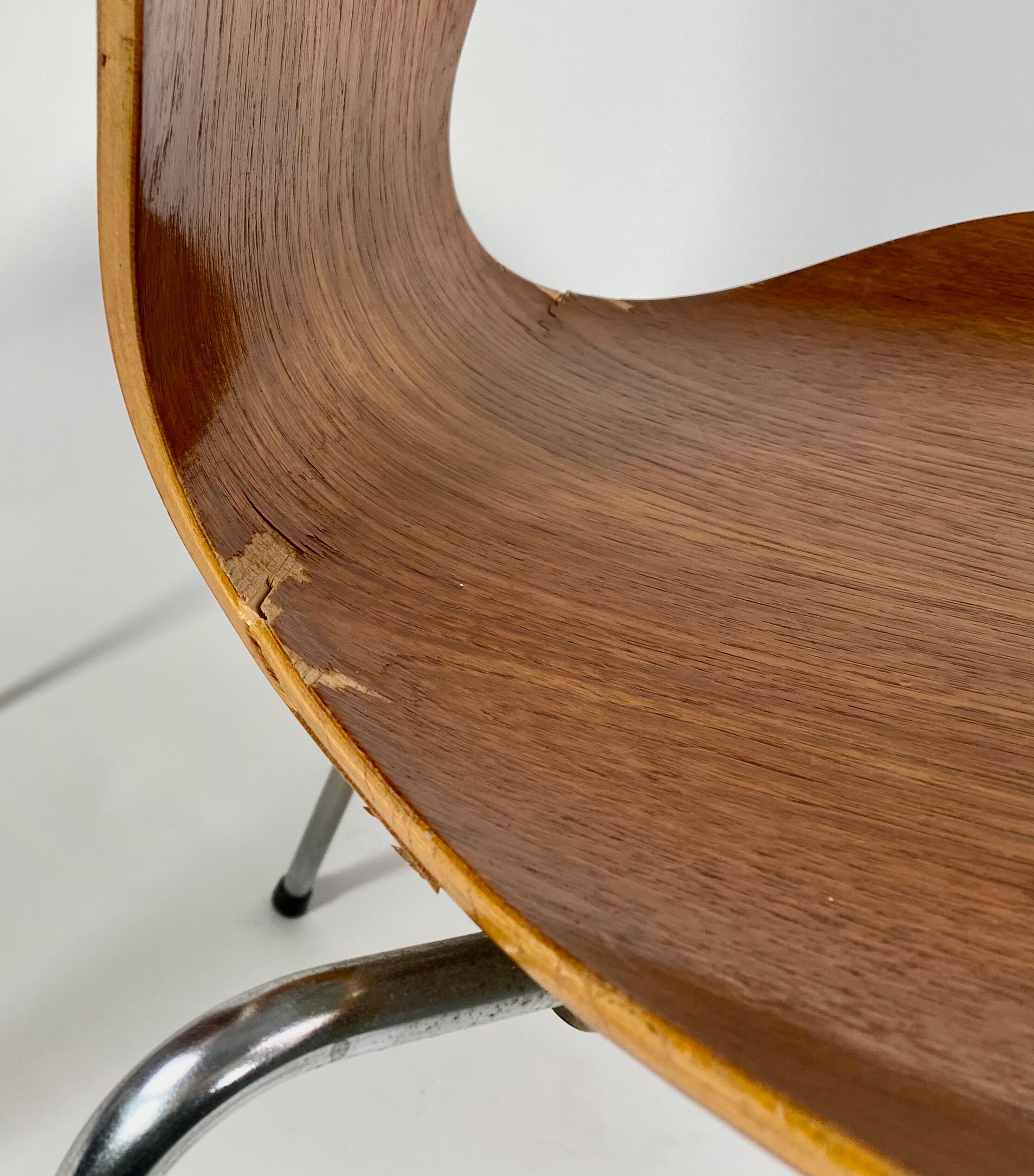Pair of teak chairs, Arne Jocobsen 6O series No. 7.