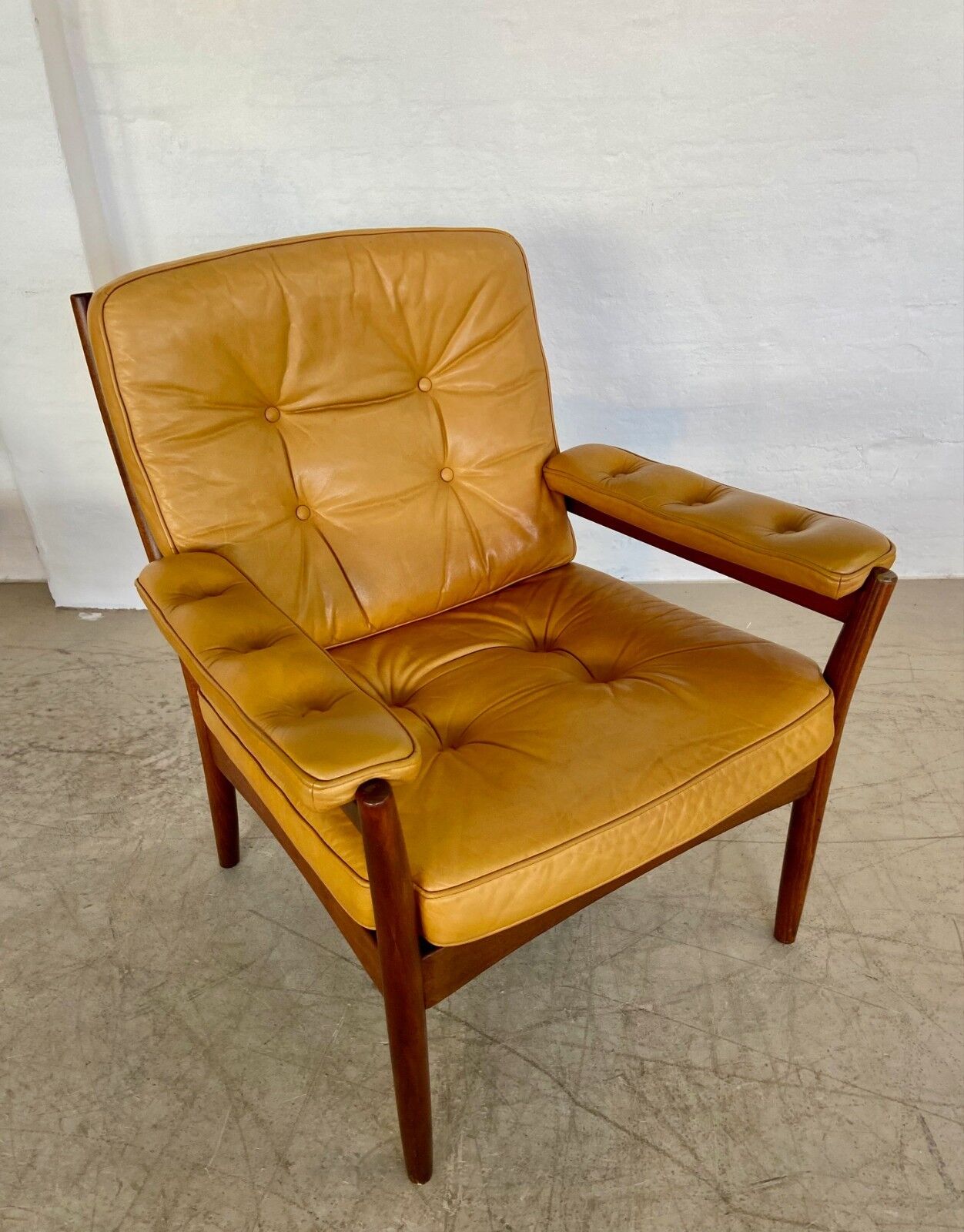 Fauteuil en cuir beige vintage des années 1970 par Göte Möbler.
