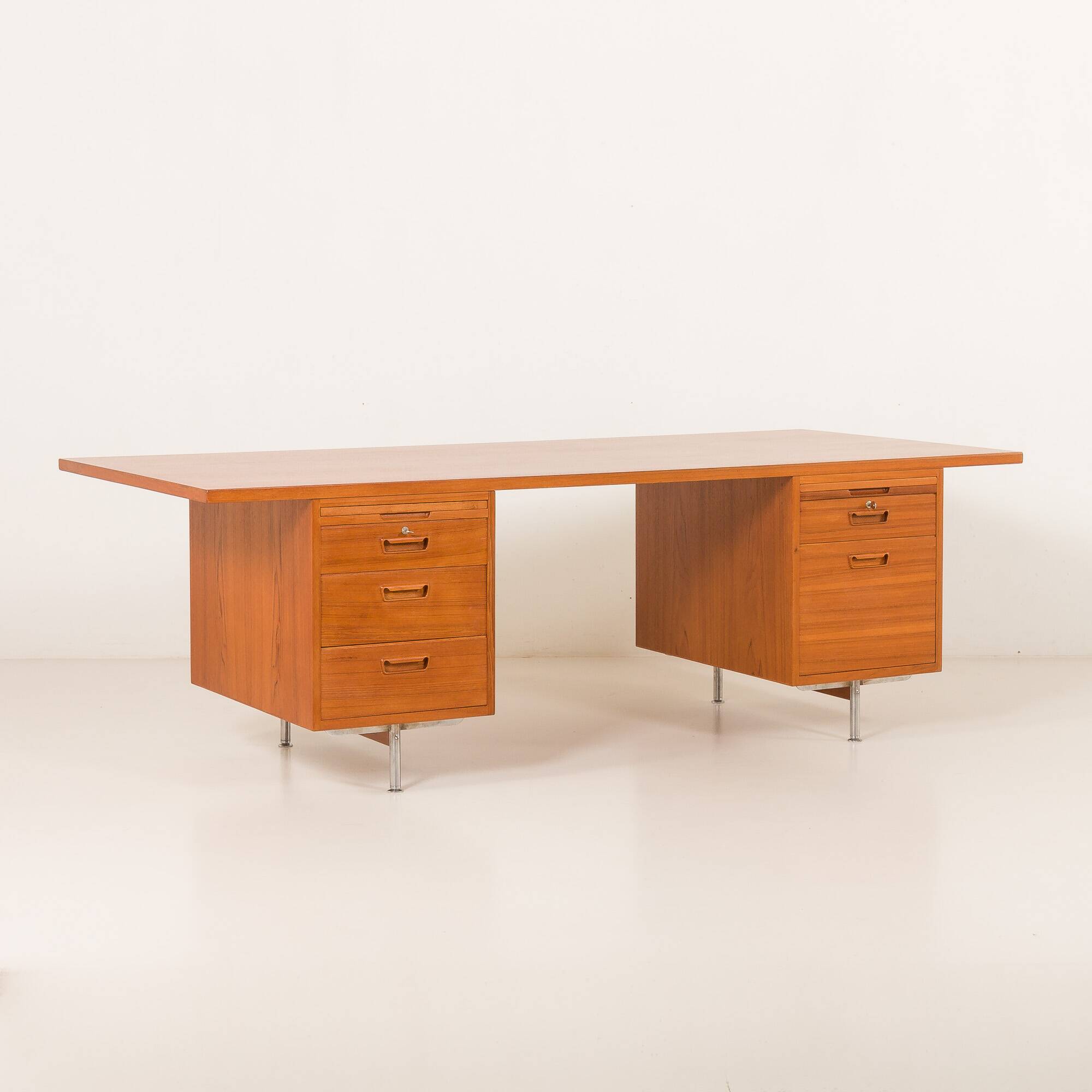 Bureau de direction extra large en teck, style danois du milieu du XXe siècle, années 1970