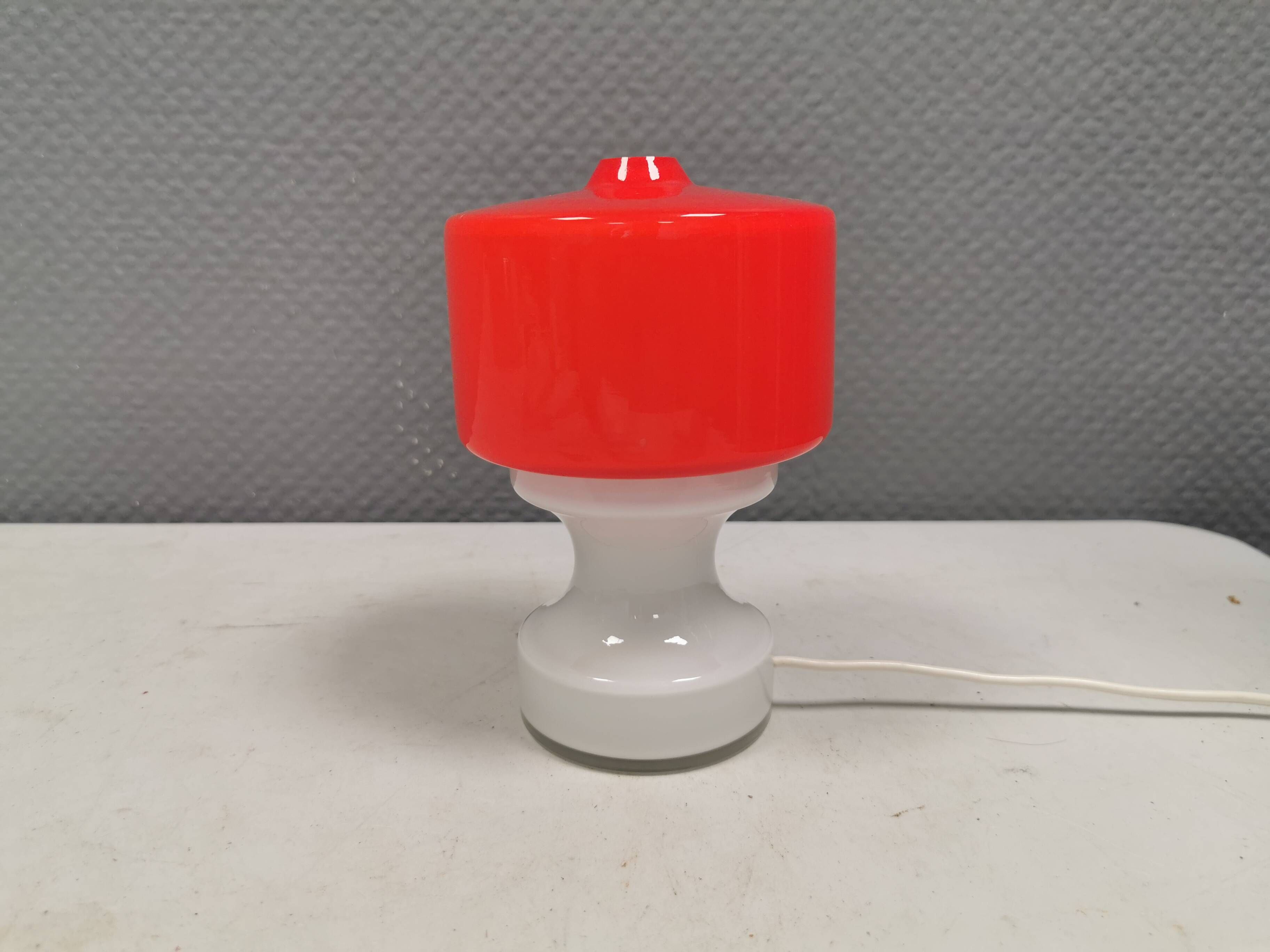Glass table lamp, Swedish and from the 1980s, two-piece, in red/white glass