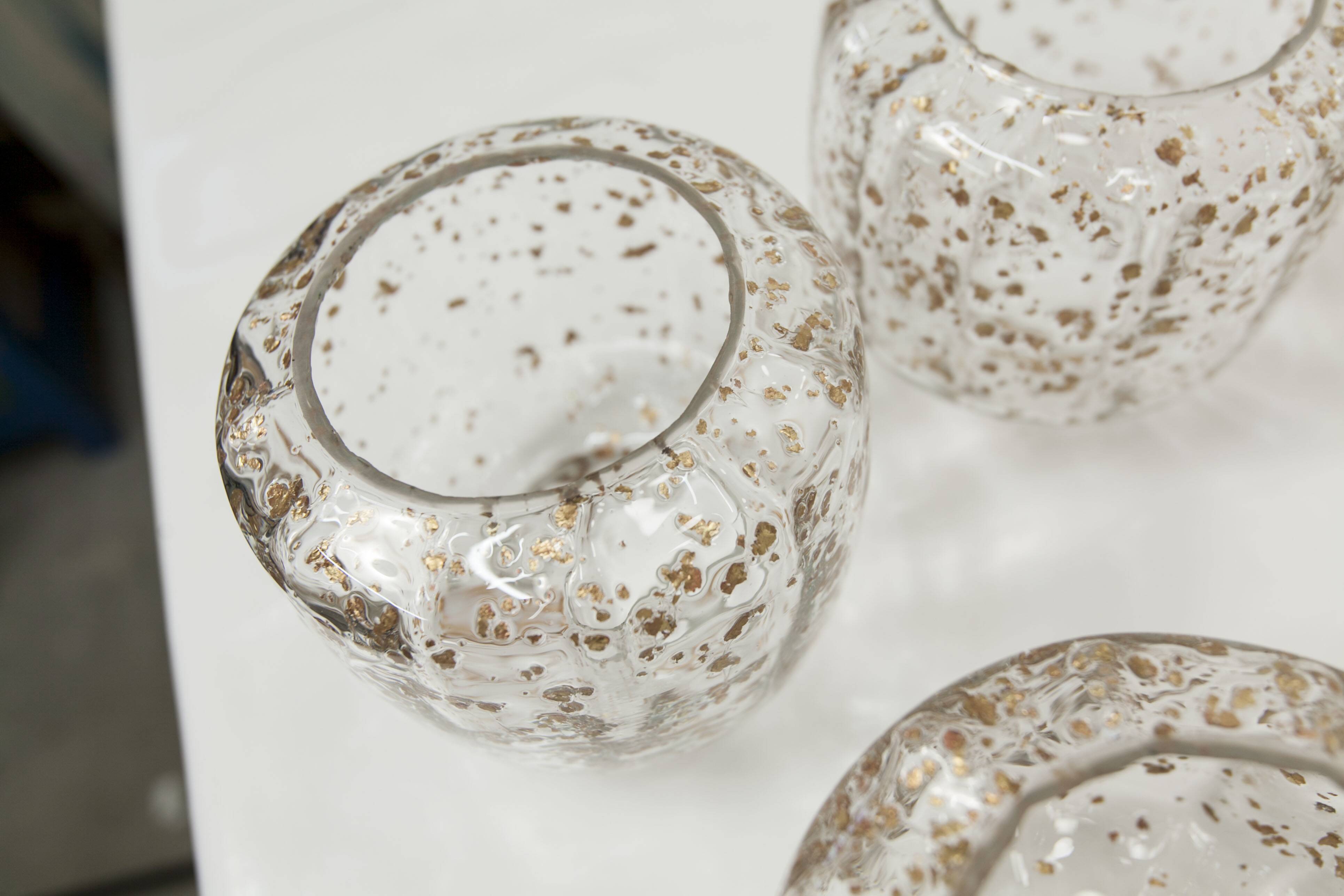 Lustre 5 branches doré et verre soufflé à paillettes dorées 1960