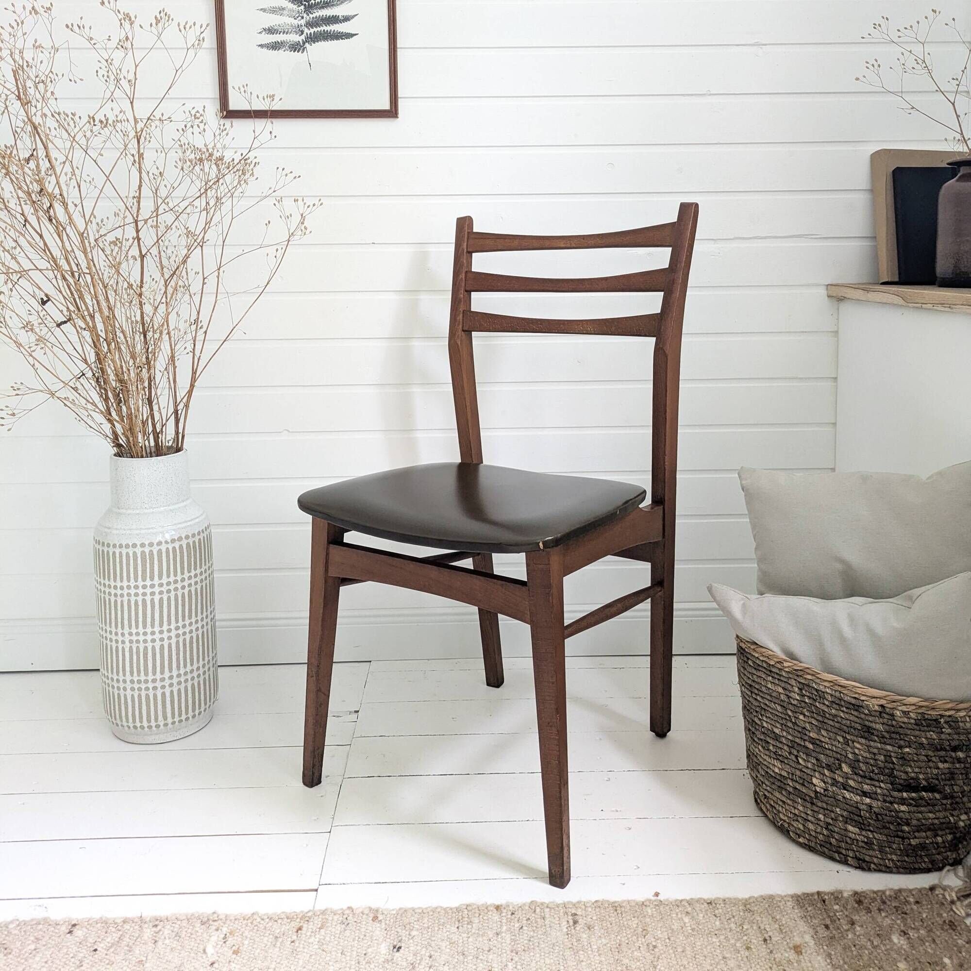 Chaise vintage design danois en bois avec assise en simili cuir olive brun