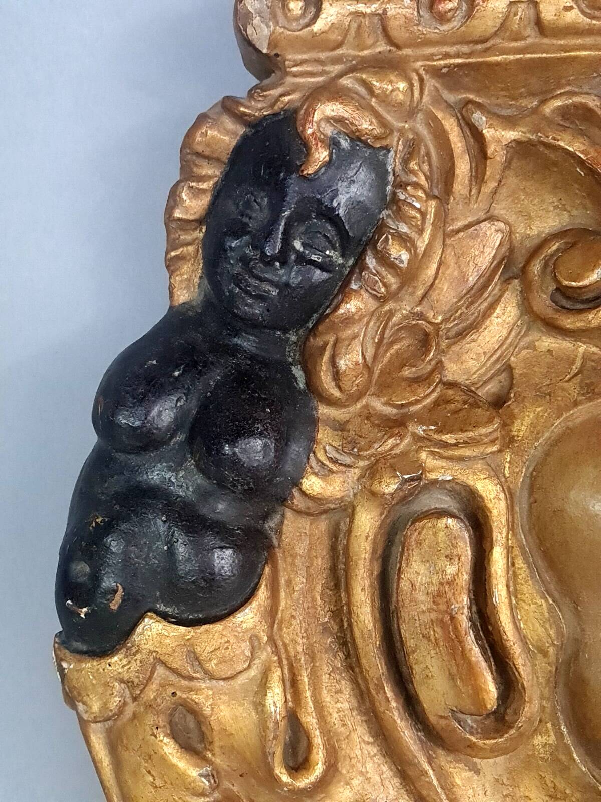 18th century carved wooden element, a cartouche surrounded by two women C478