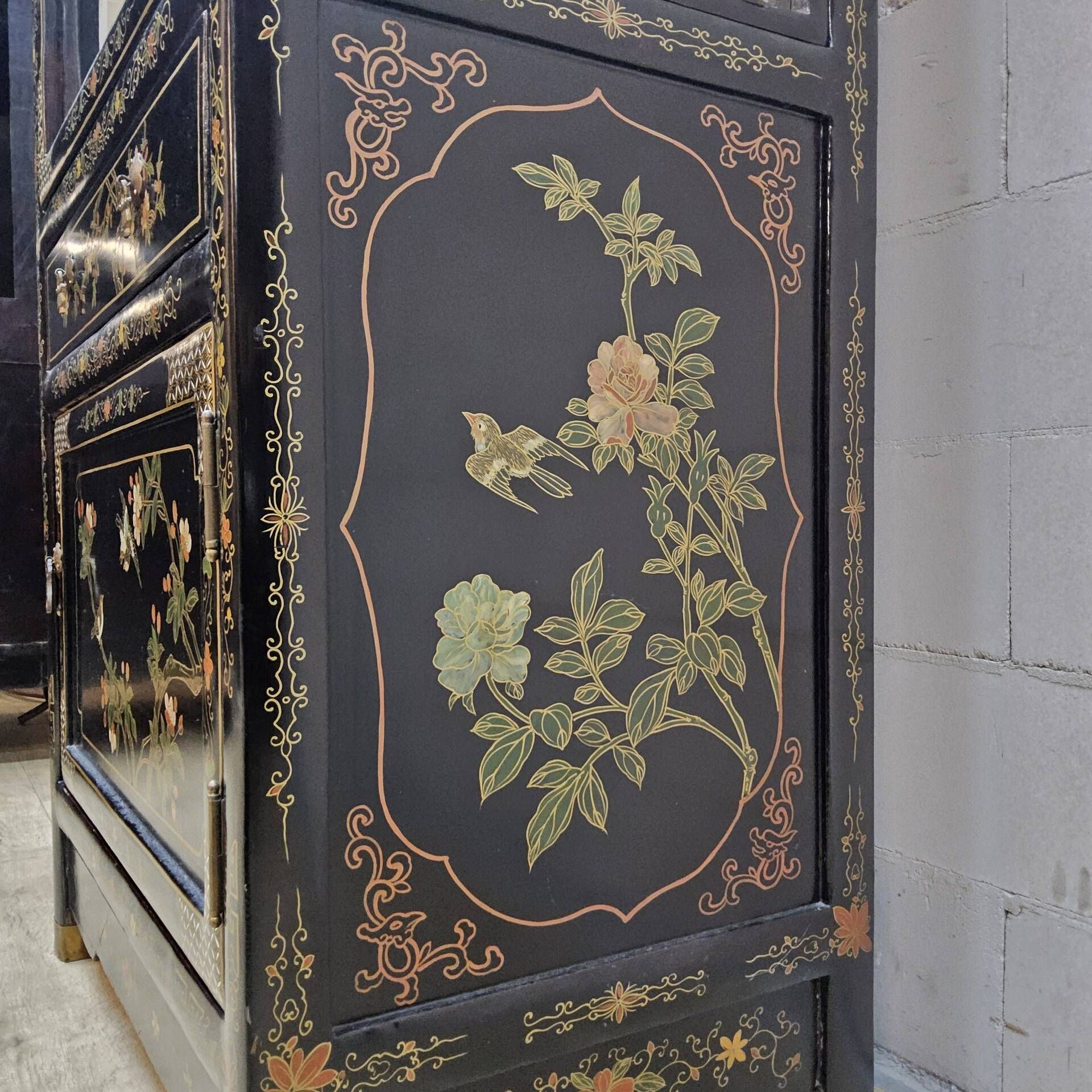 Vitrine chinoise vintage avec miroir, décor fleurs et oiseaux